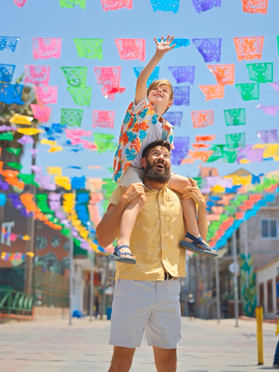Padre e hijo de vacaciones en Rosarito. Rutas Turísticas de Baja California