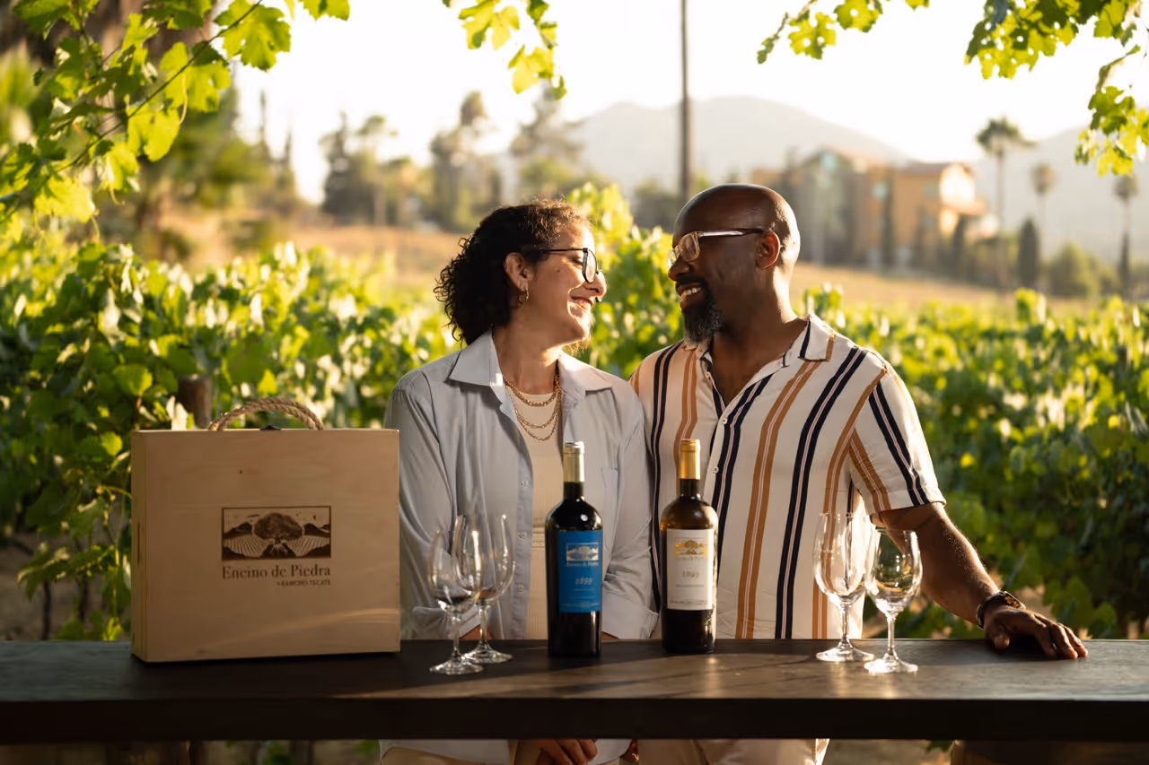 Una pareja degustando vino en un viñedio. Rutas Enoturísticas de Baja California.