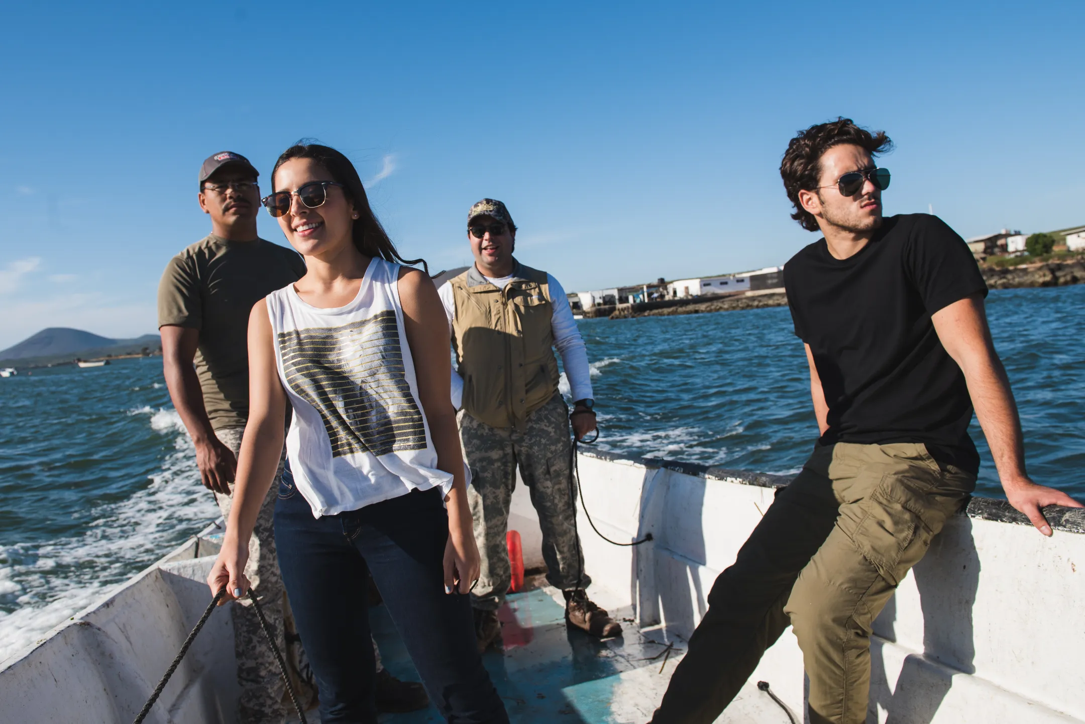 Dos personas tallando una calabaza y decorandola. Ruta de las flores