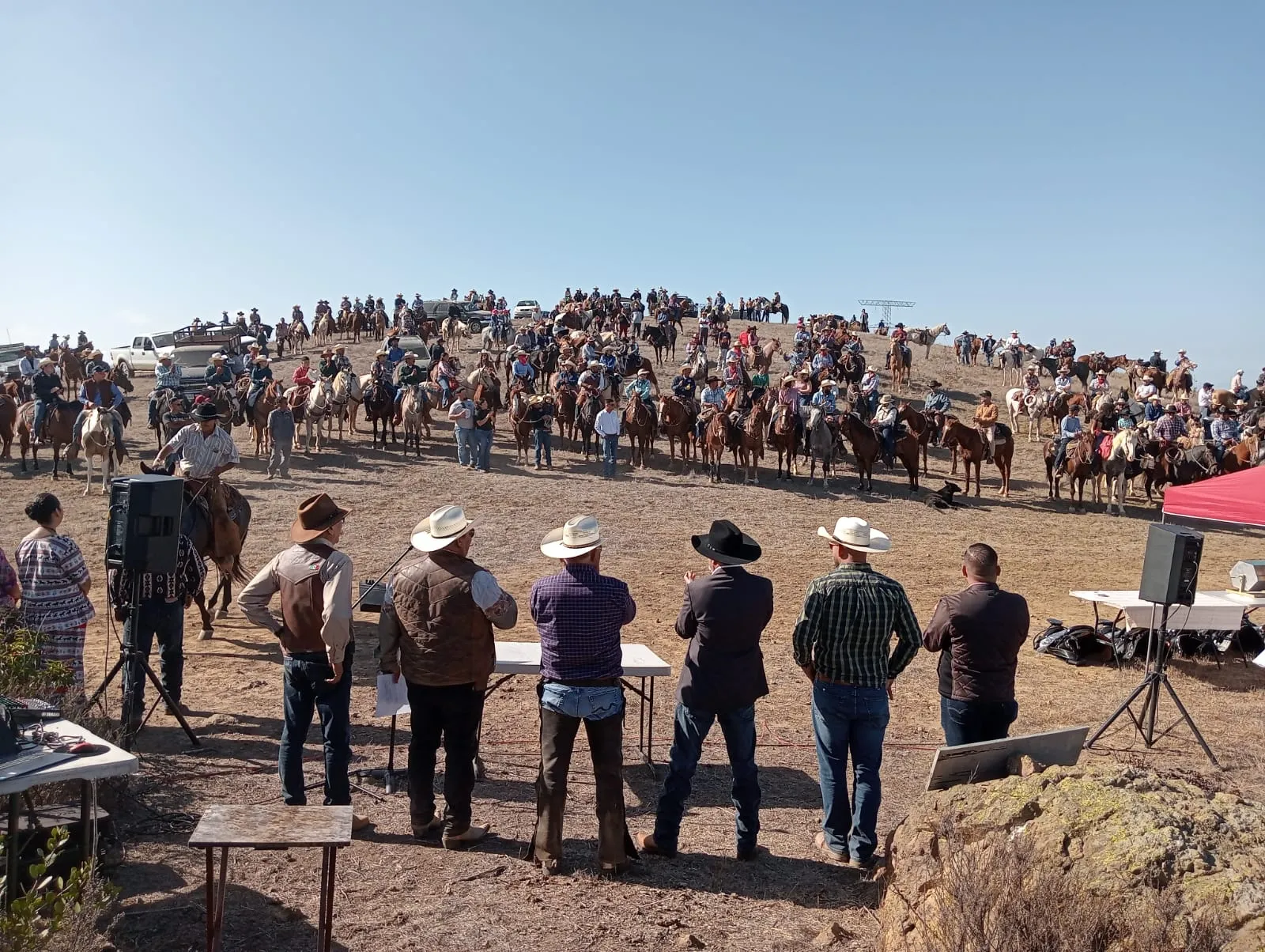 Un grupo grande de turistas reunidos en un área abierta en rosarito. Cabalgata Fiesta de Las Fronteras. La Ruta Vaquera, Baja California
