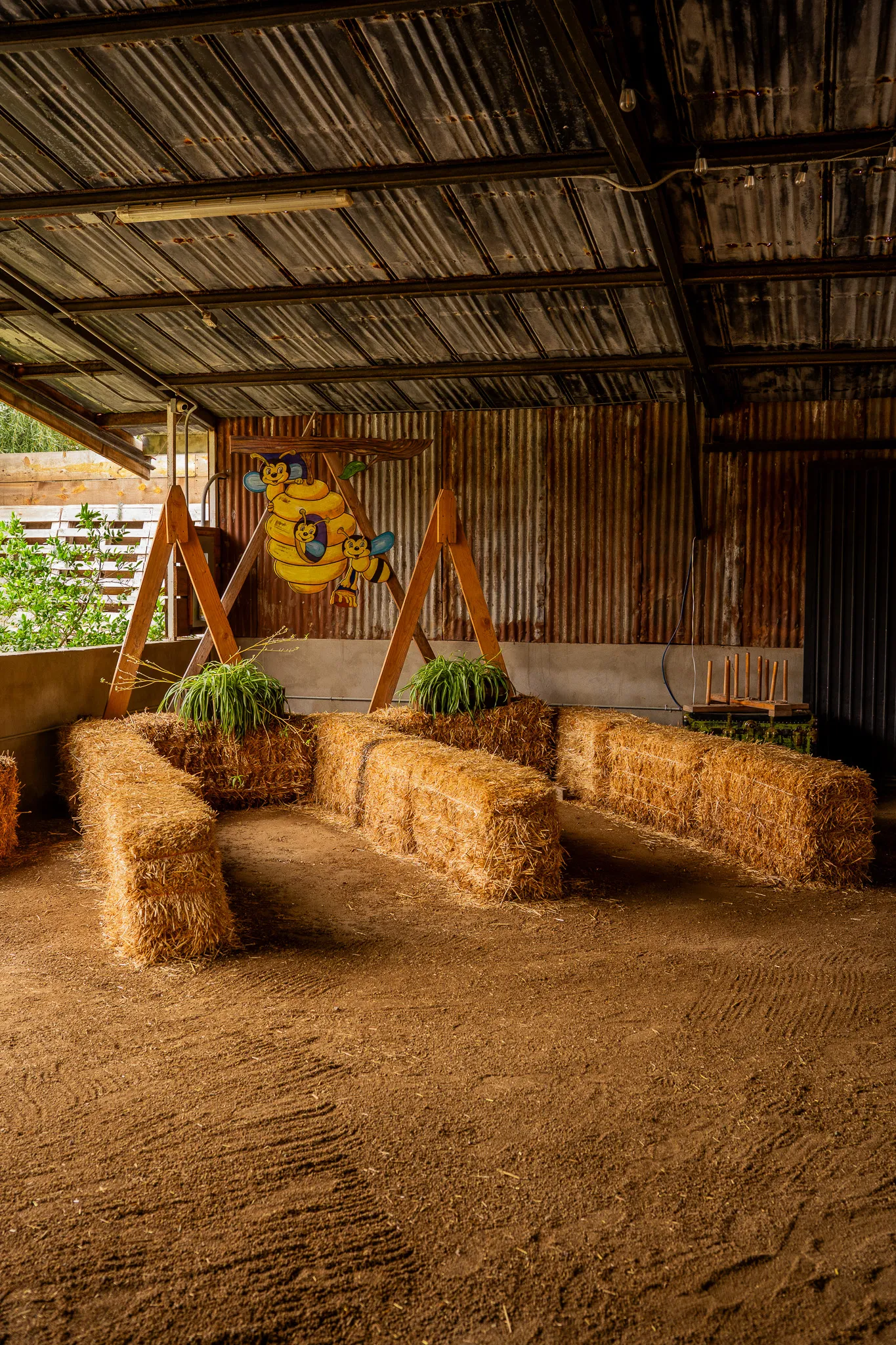 Un establo vacío con fardos de heno en el suelo y decoraciones de temporada. Una cabalgata grupal en La Ruta Vaquera, Baja California