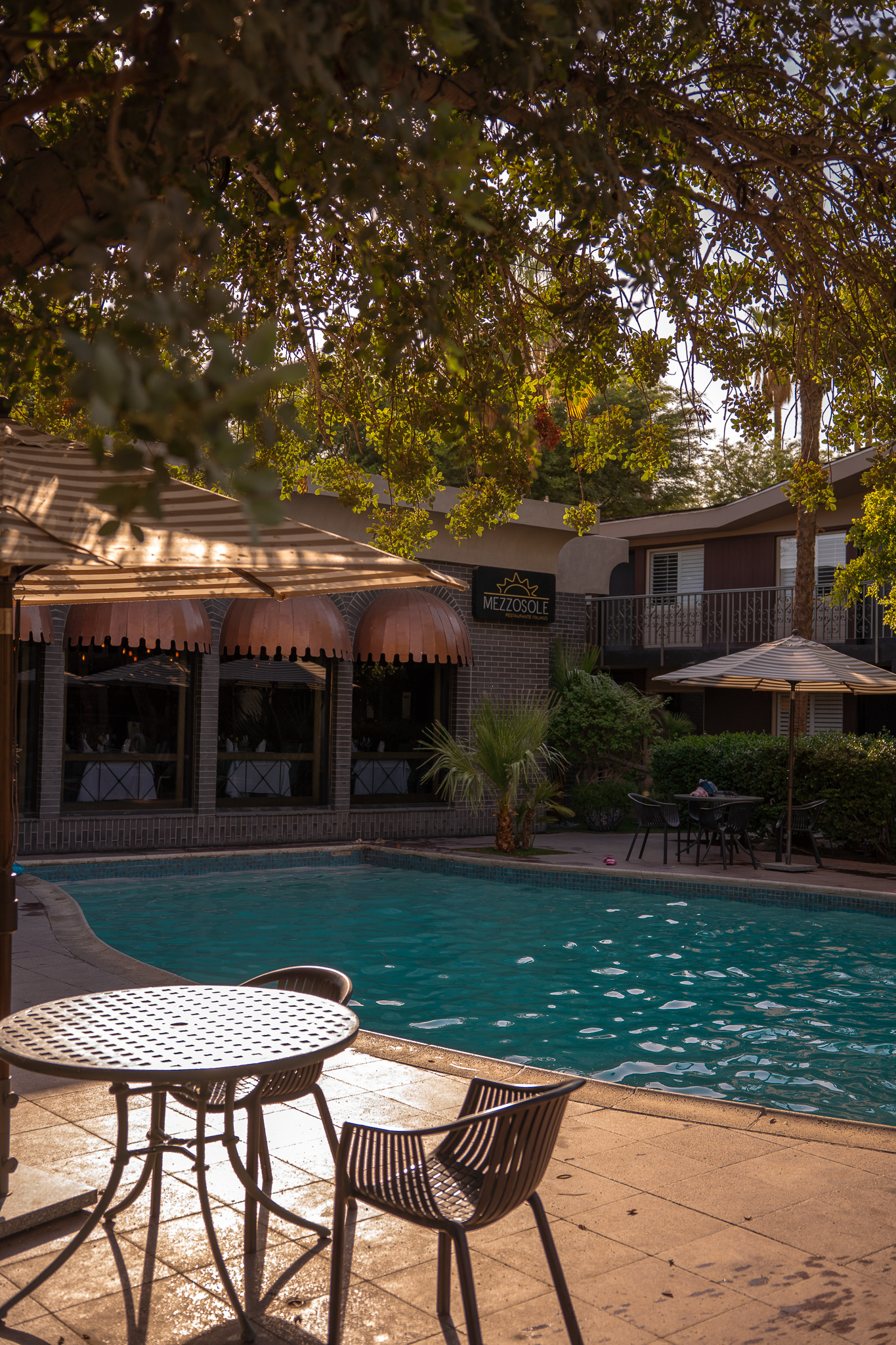 Reserva de $2,999 MXN con impuesto includo. Incluye 1 noche en habitación deluxe, desayuno buffet y cena a elección (Pizza, nachos, alitas, hot dogs o ceviche). Aplica para 2 personas.