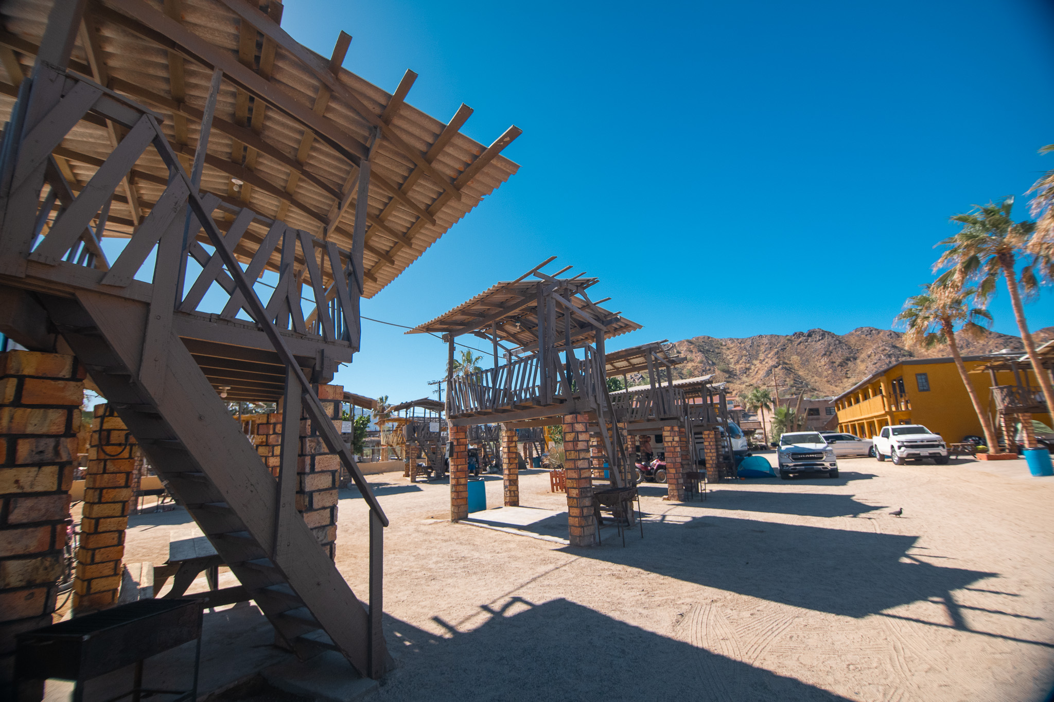 Habitación: $2,100 MXN (4 personas) $300 MXN (Persona adicional) Palapa: $ 1,100 MXN (6 persona...