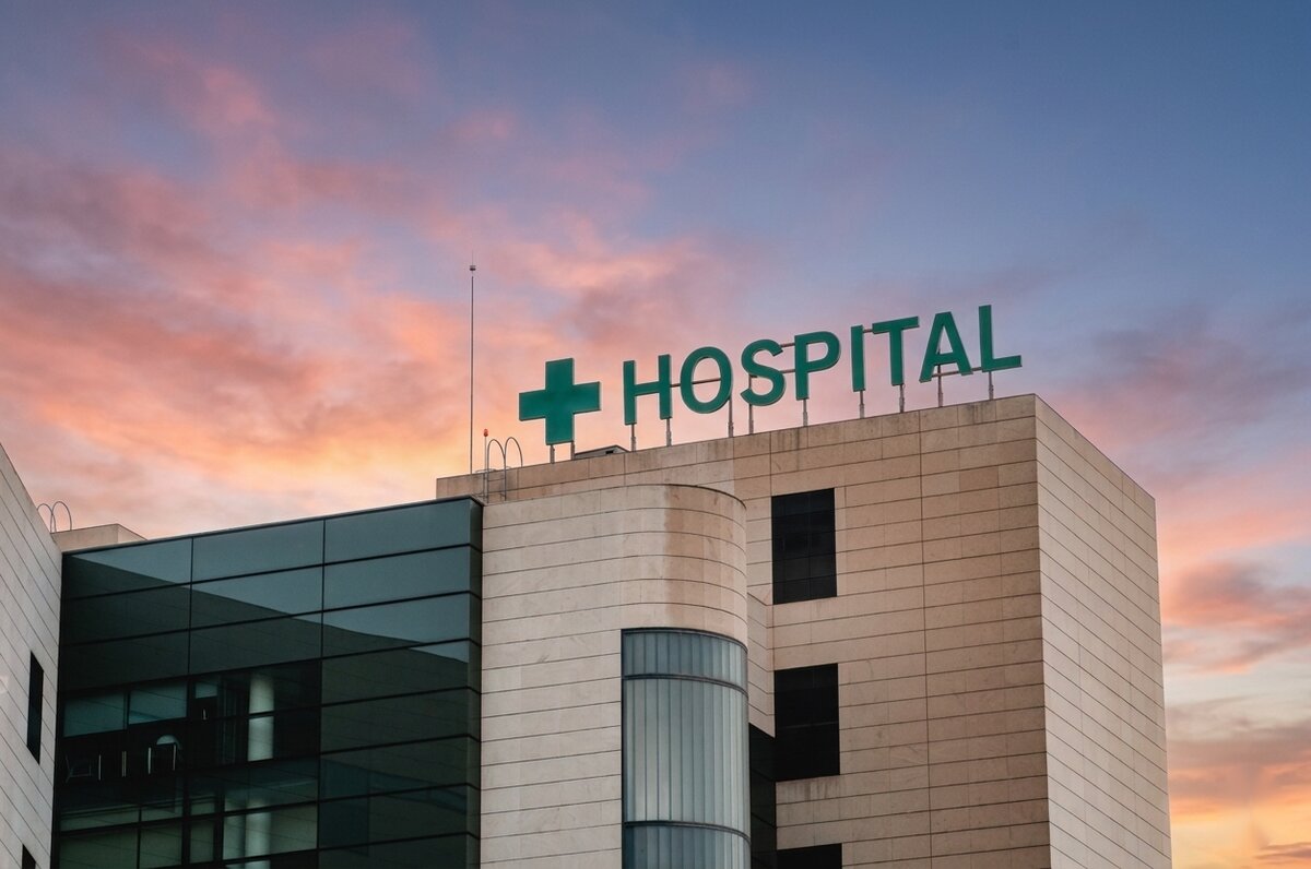 Hospital ao entardecer