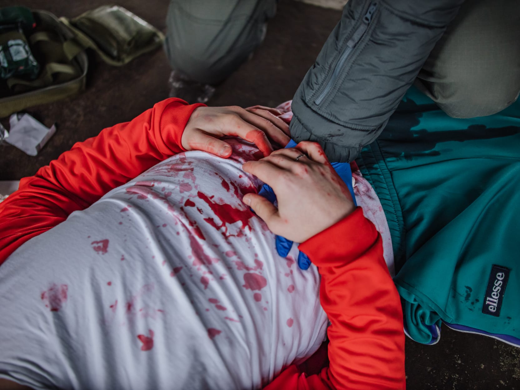 Praktyczne ćwiczenia z tamowania krwotoków metodą pakowania ran na profesjonalnych trenażerach medycznych podczas kursu Stop The Bleed.