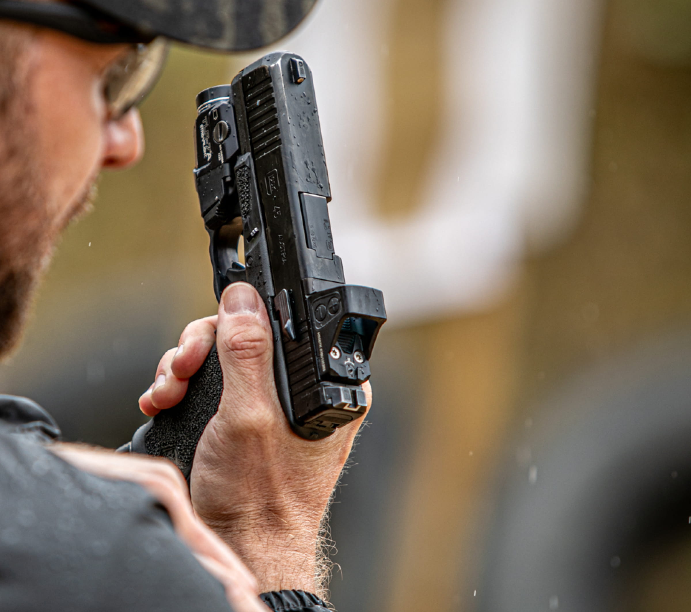 Grafika zapraszająca na trening próbny sQuad – 10-miesięczny system szkolenia strzeleckiego zamiast przypadkowych wizyt na strzelnicy.