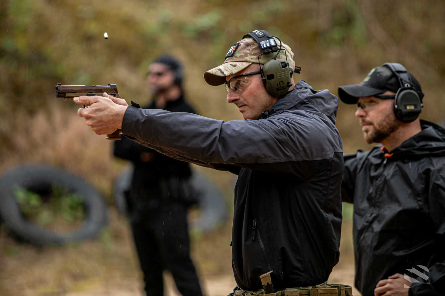 Grafika zapraszająca na trening próbny sQuad – 10-miesięczny system szkolenia strzeleckiego zamiast przypadkowych wizyt na strzelnicy.