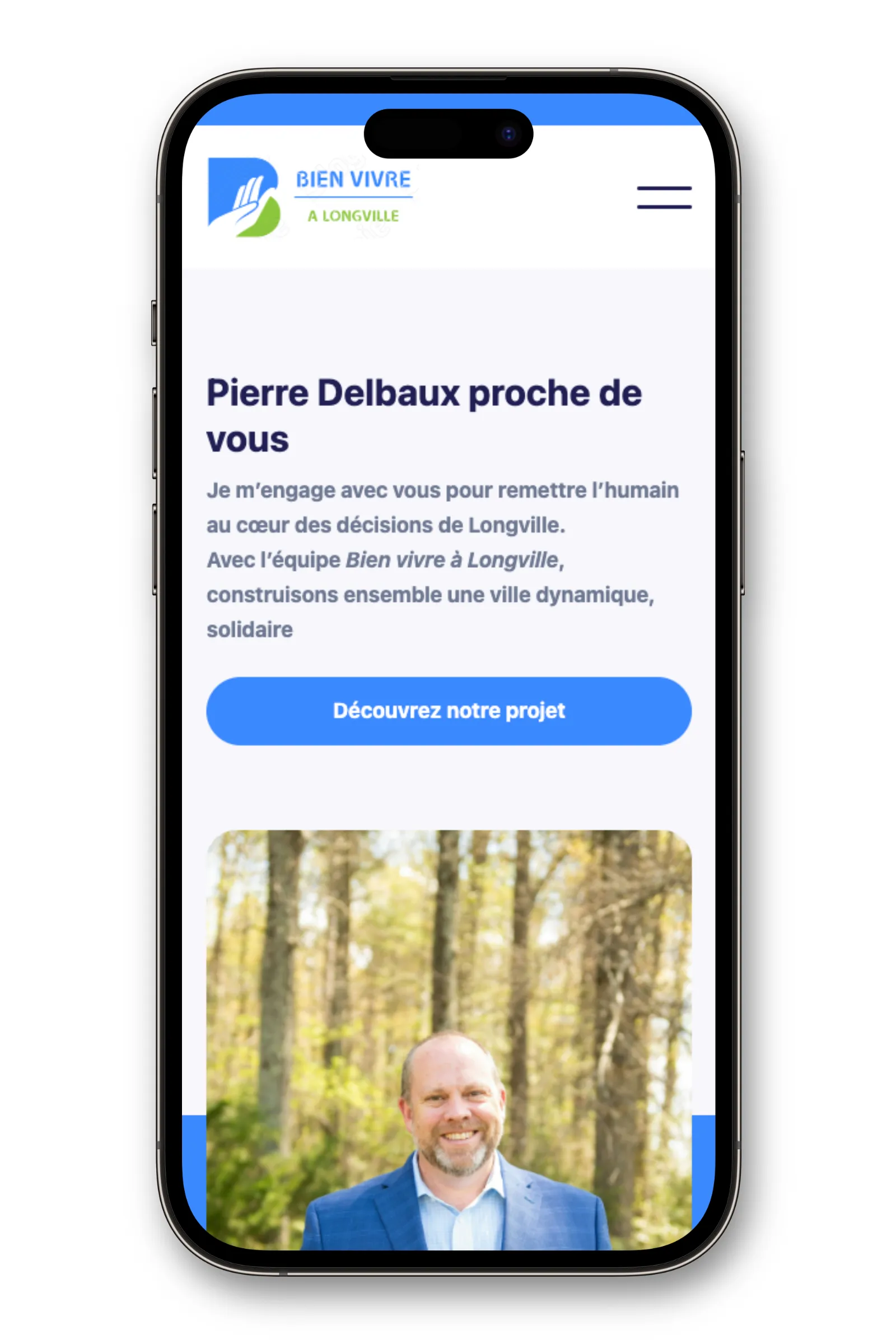 Capture d'écran d'un site mobile avec un homme souriant en costume bleu devant des arbres, message de Pierre Delbaux et bouton bleu pour découvrir le projet.