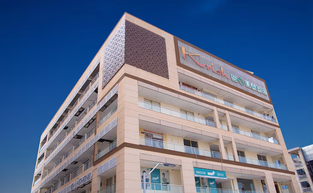 A tall building with balconies and balconies on it.