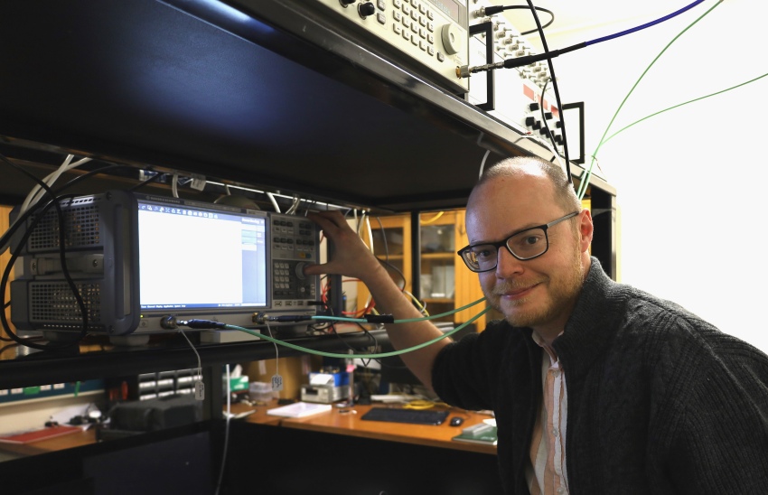 A hybrid platform providing a step forward in quantum technologies