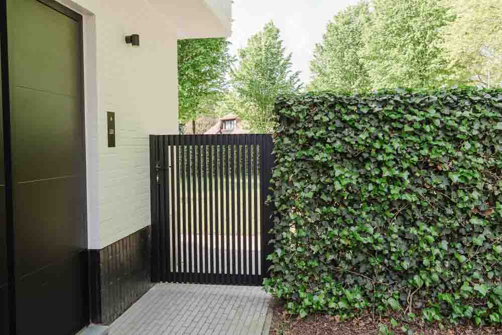 Vrijdragende schuifpoort + klein tuinpoortje