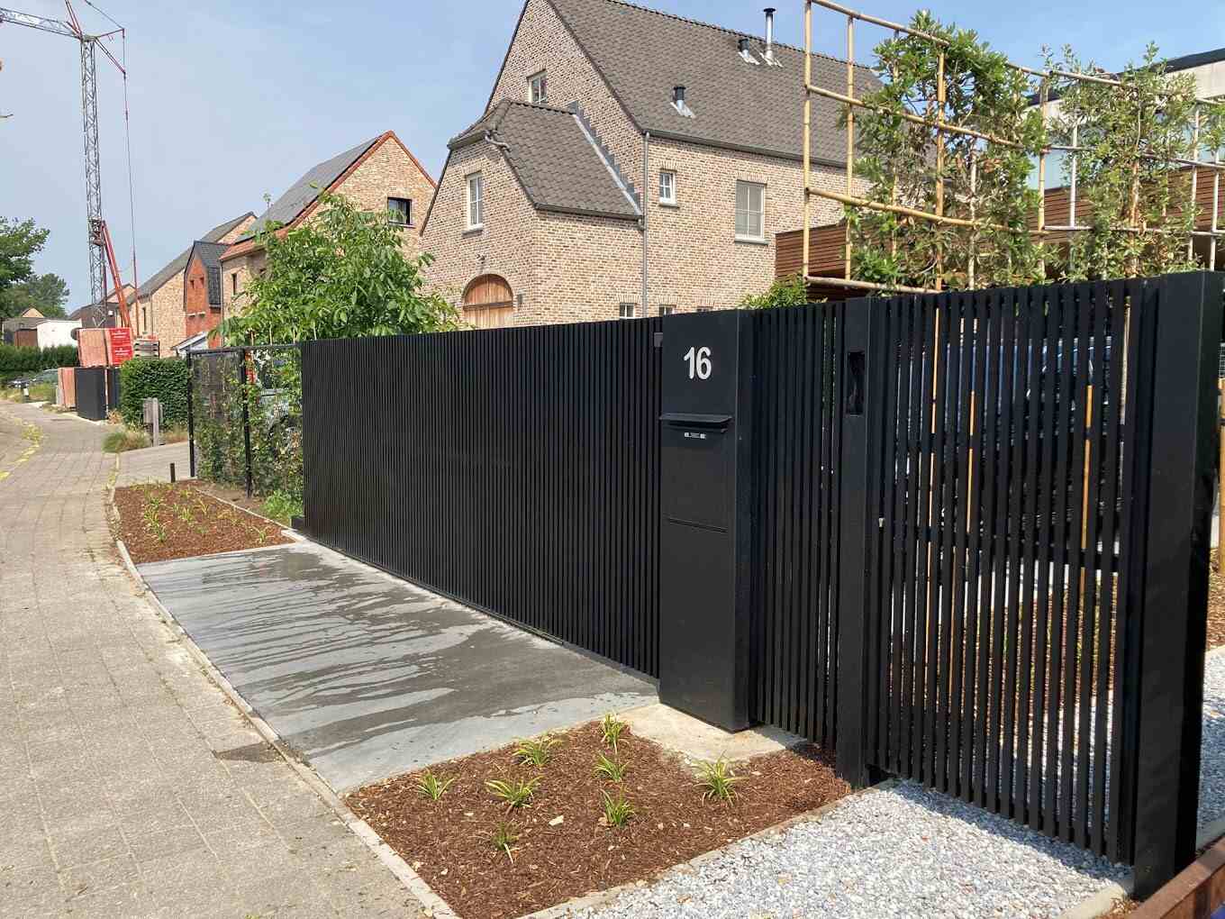 Schuifpoort op rails