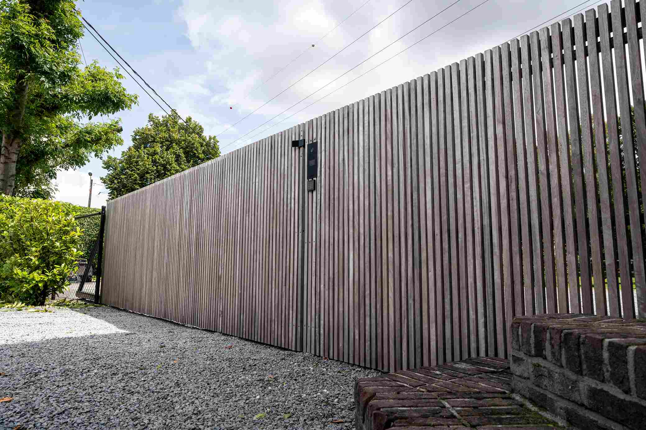 Vrijdragende houten schuifpoort