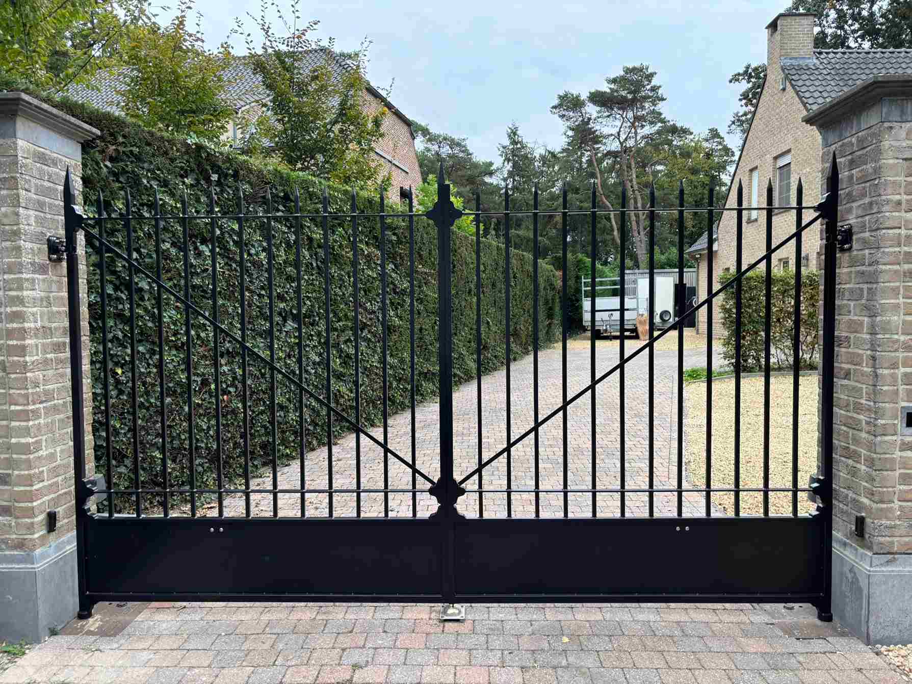 Draaipoort met klein toegangspoortje