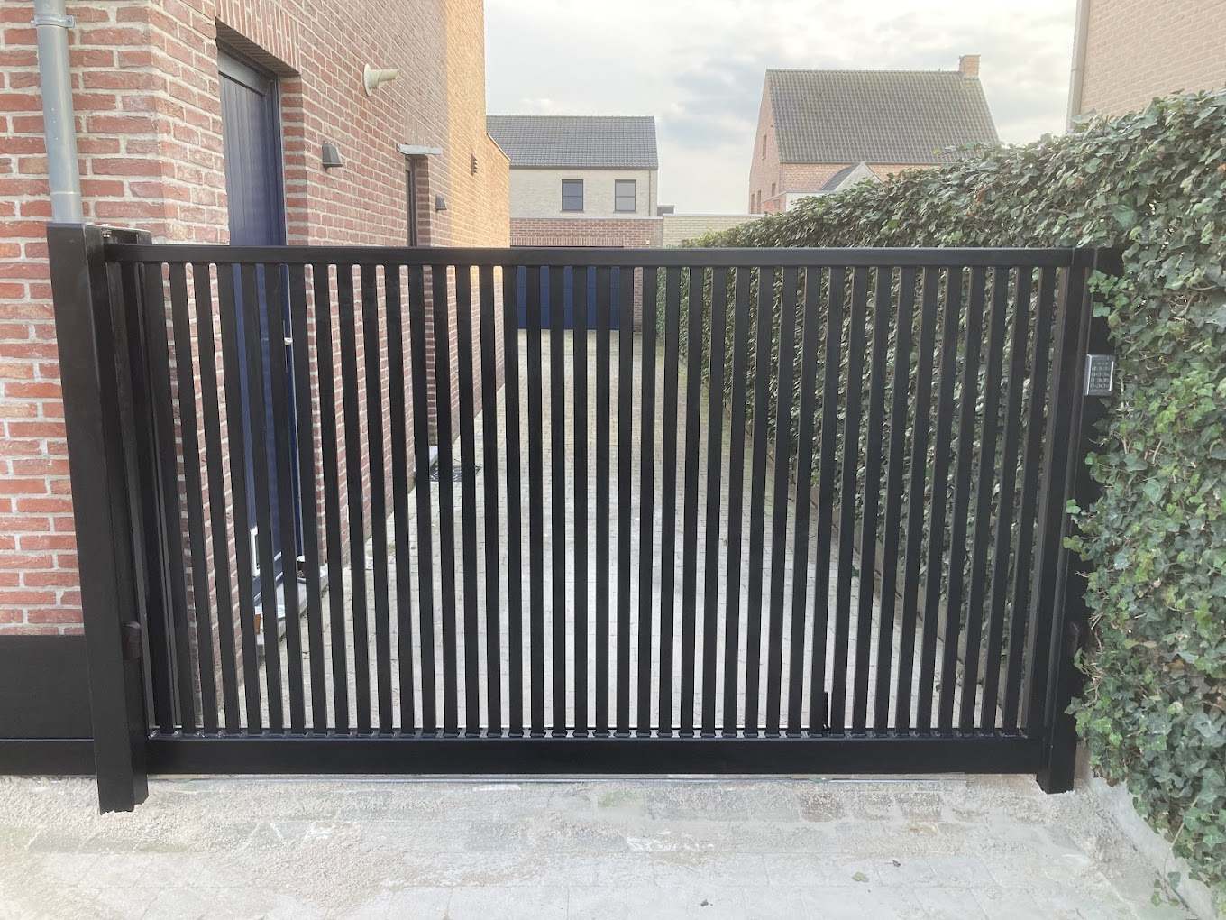 Schuifpoort op rails