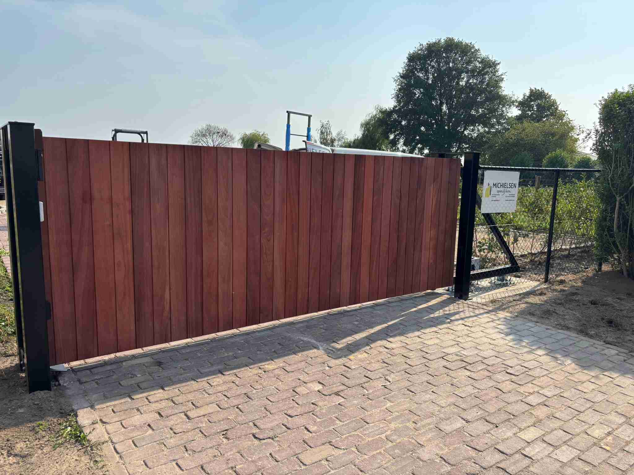 Vrijdragende schuifpoort