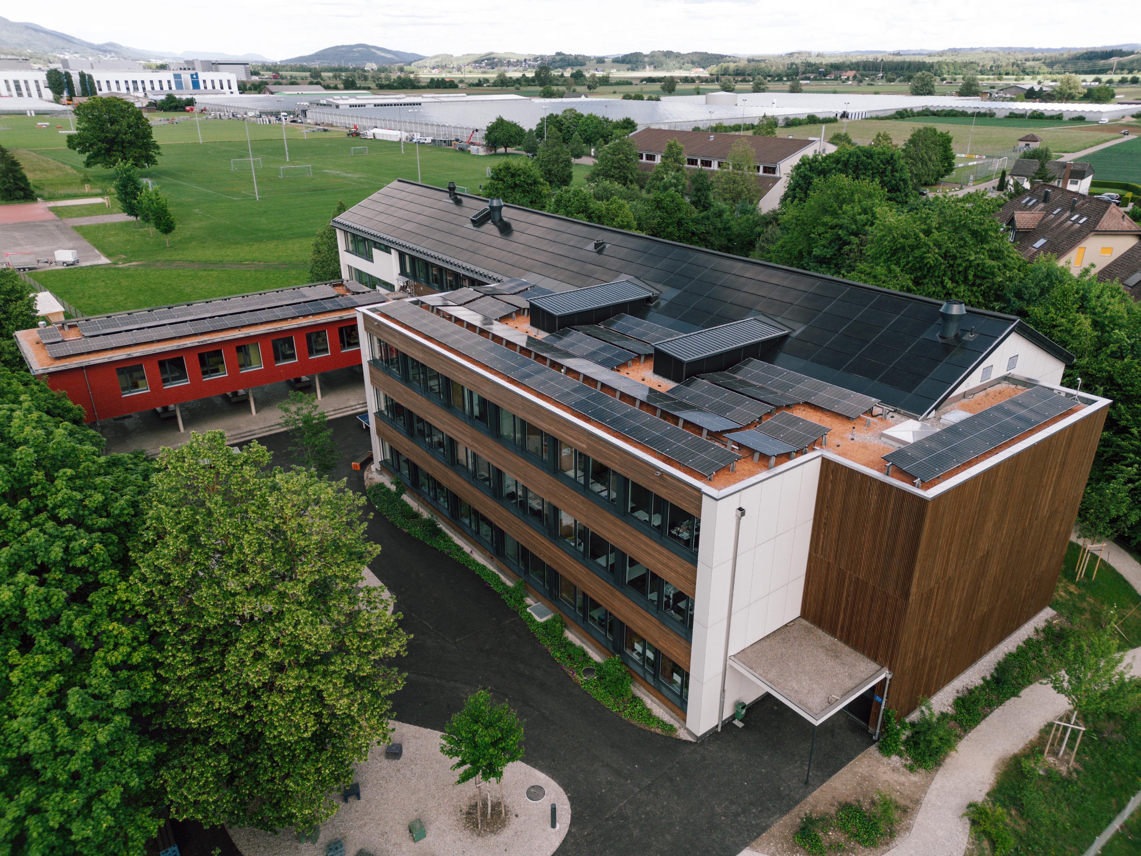Neubau PV-Indachanlage und PV-Aufdachanlage Schulhaus