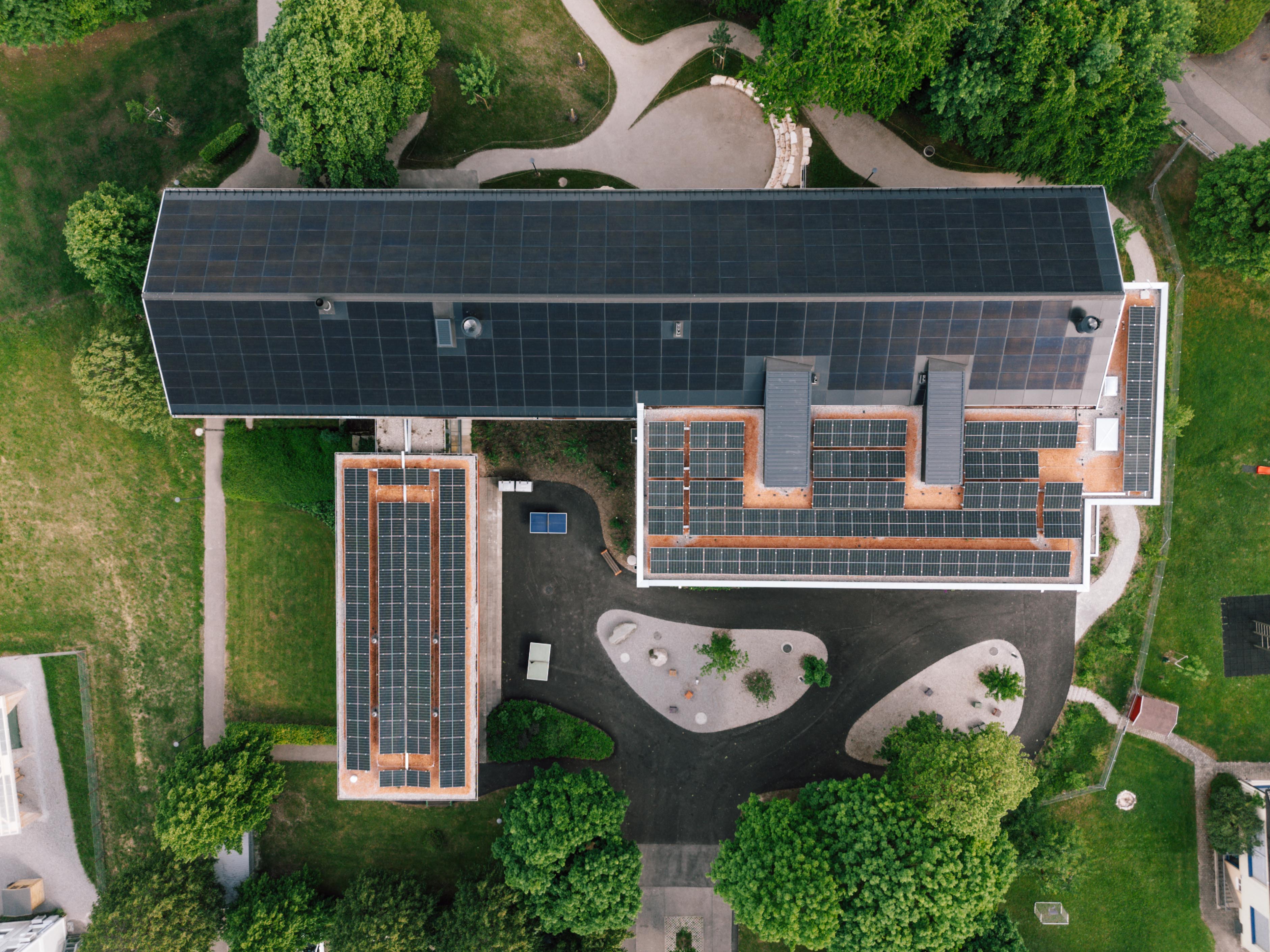 Neubau PV-Indachanlage und PV-Aufdachanlage Schulhaus