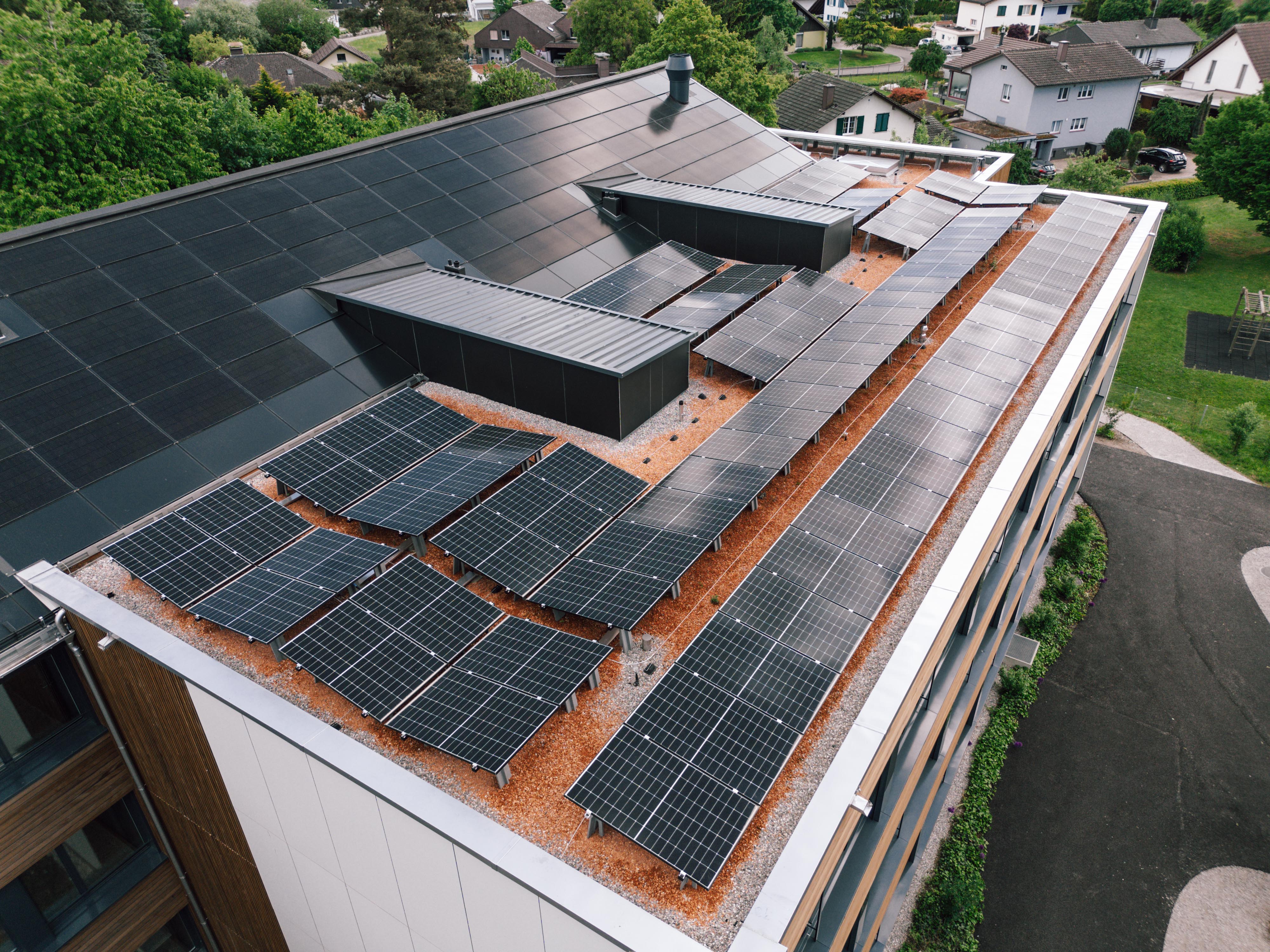 Neubau PV-Indachanlage und PV-Aufdachanlage Schulhaus
