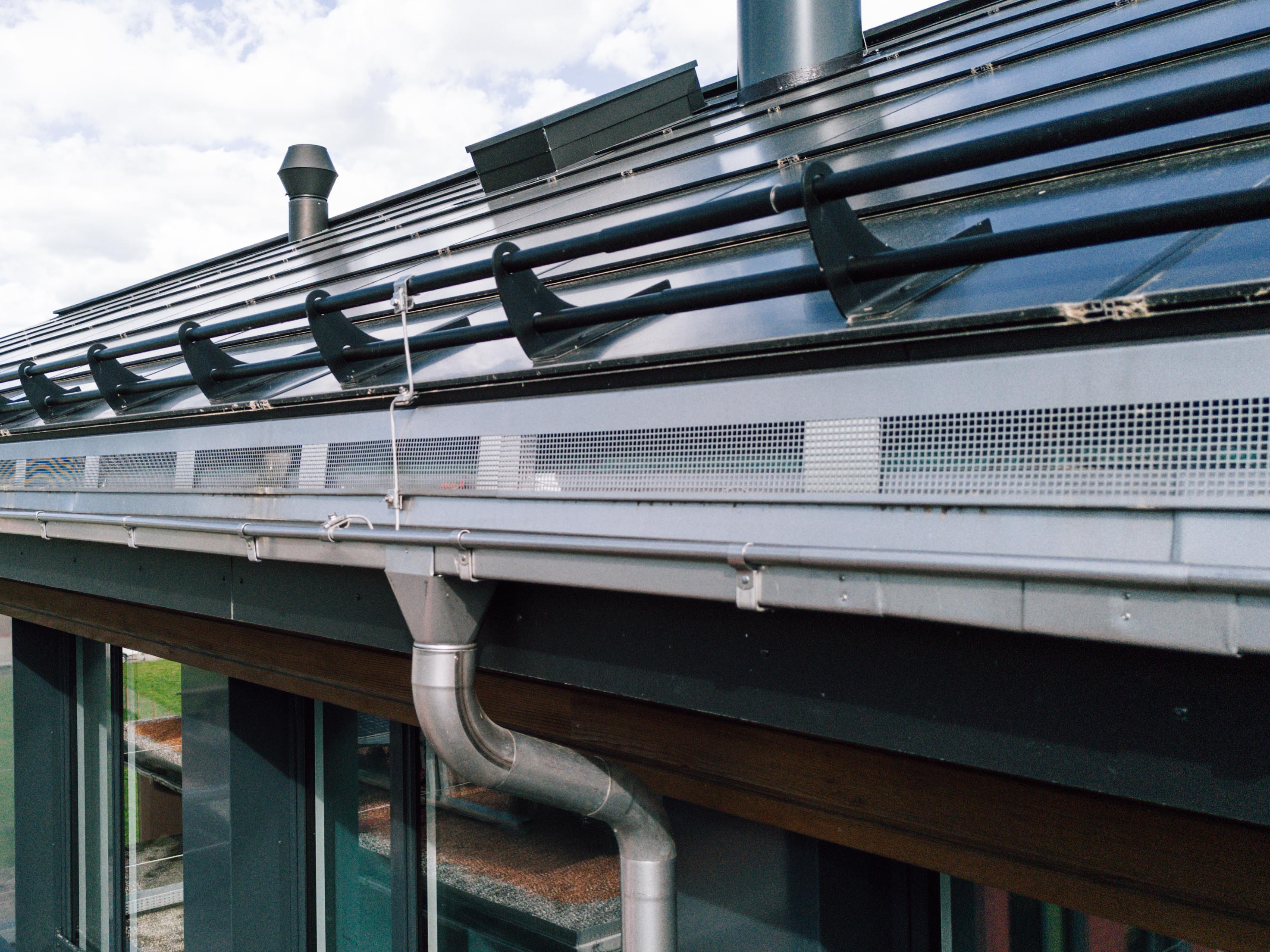 Neubau PV-Indachanlage und PV-Aufdachanlage Schulhaus