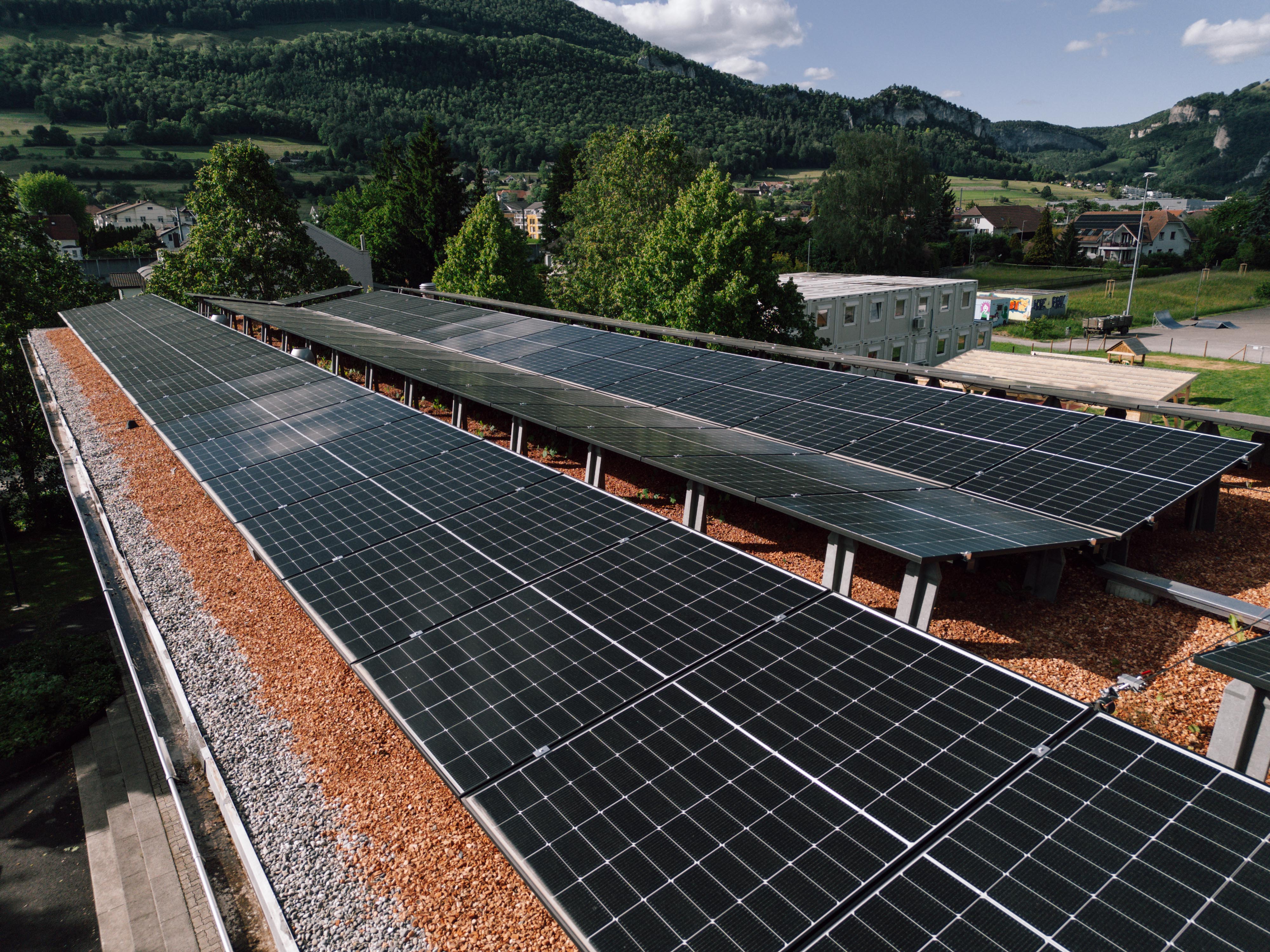 Neubau PV-Indachanlage und PV-Aufdachanlage Schulhaus