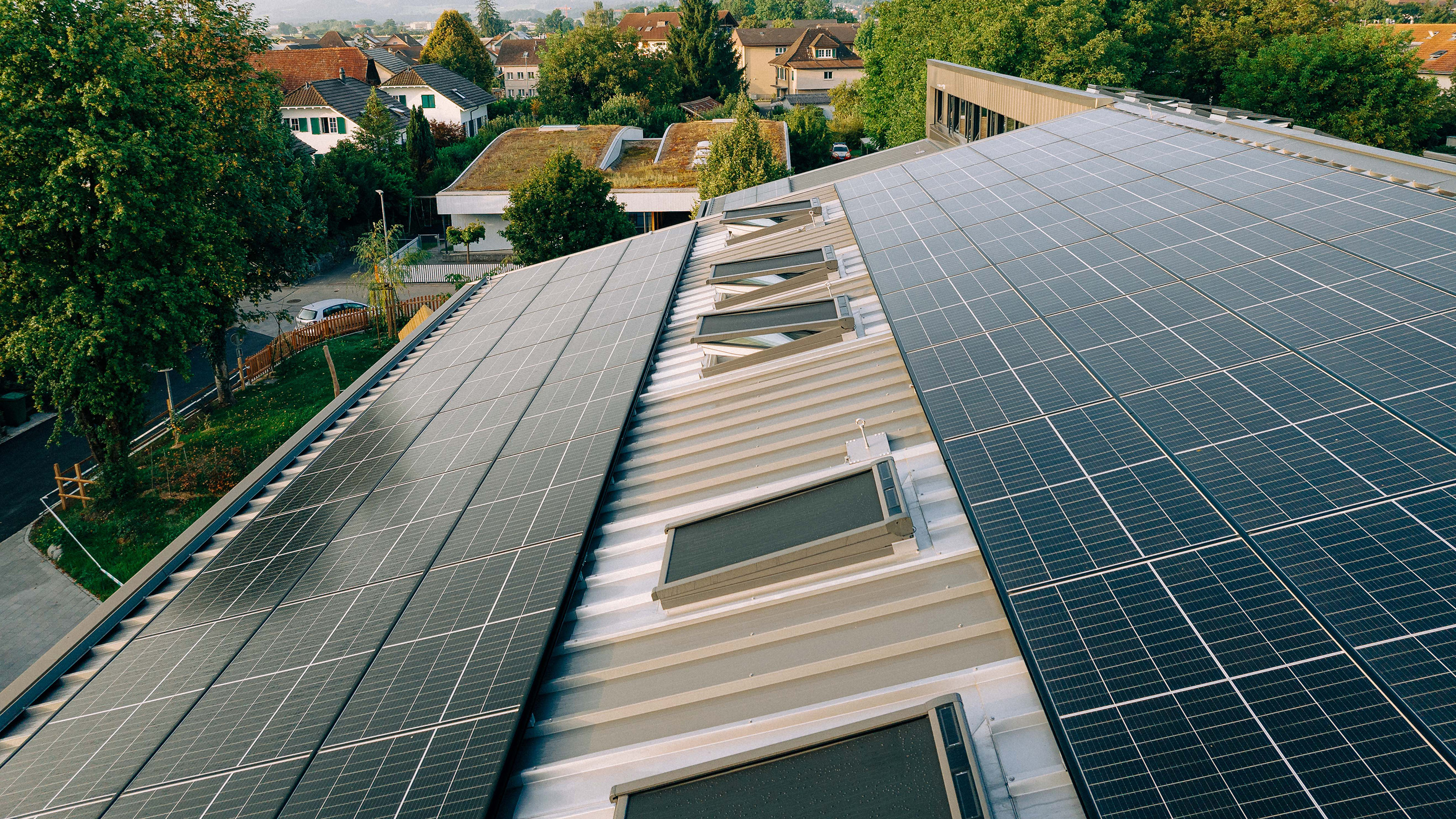 kostengünstige photovoltaikanlagen für geneigte dächer 