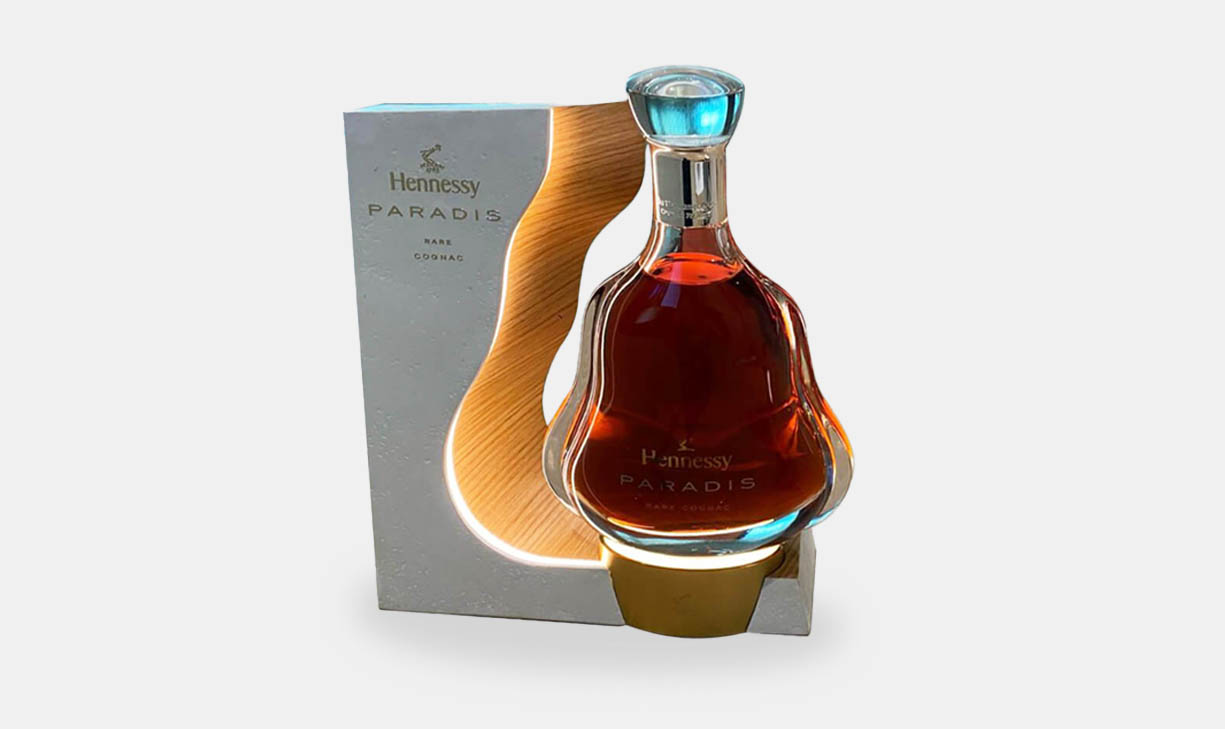 Merchandising & Shop Display_Moet Hennessy Paradis Display

A luxurious Hennessy Paradis cognac bottle stands elegantly within a bespoke wooden presentation case. The design showcases the bottle's graceful curves and the blue-and-silver cap against a clean white backdrop.