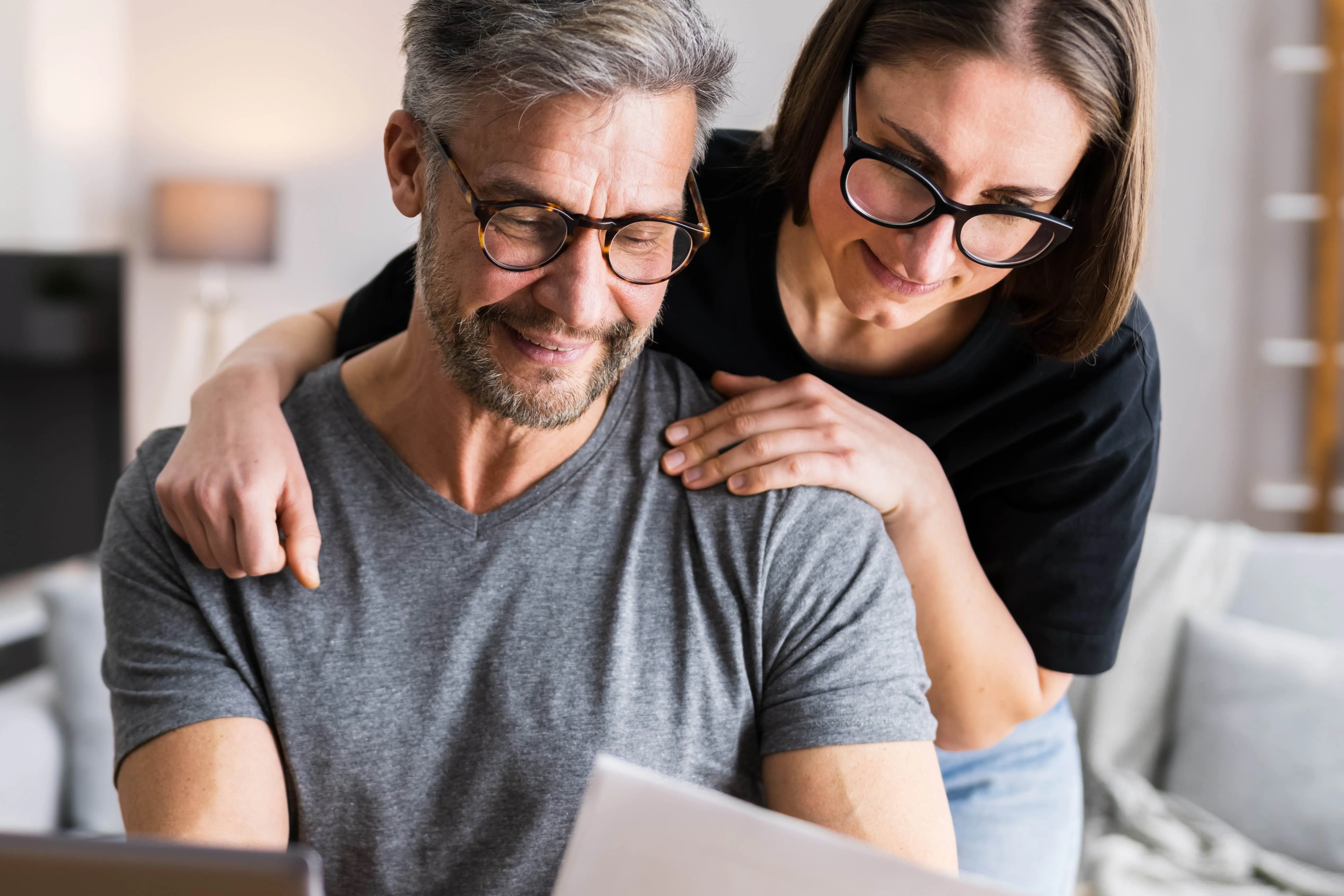Ehepaar sieht sich Ihre Finanzen an