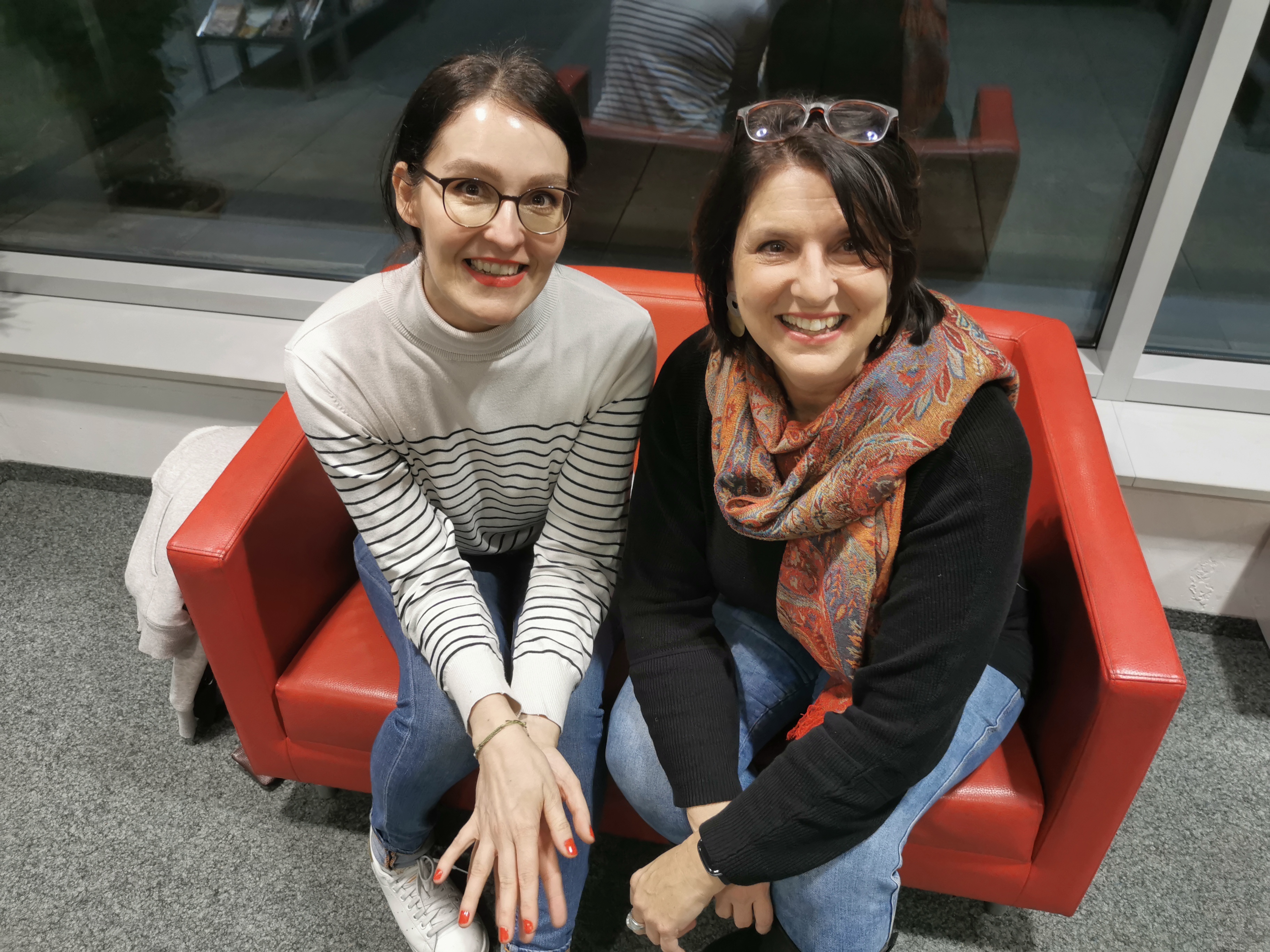 Foto Alex Beer und Beate Maxian auf rotem Sofa