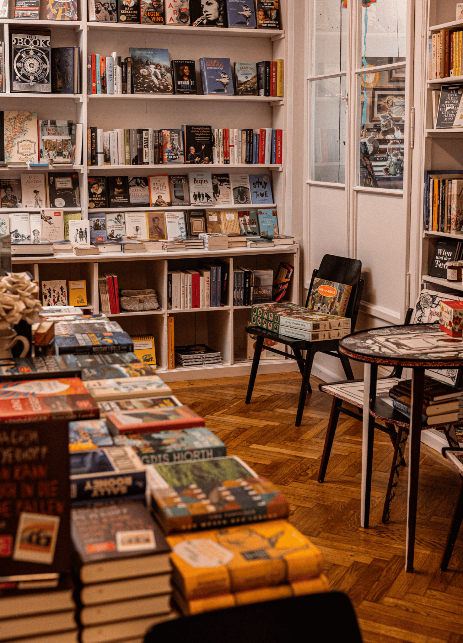 Eine Buchhandlung mit Regalen und Tischen voller Bücher