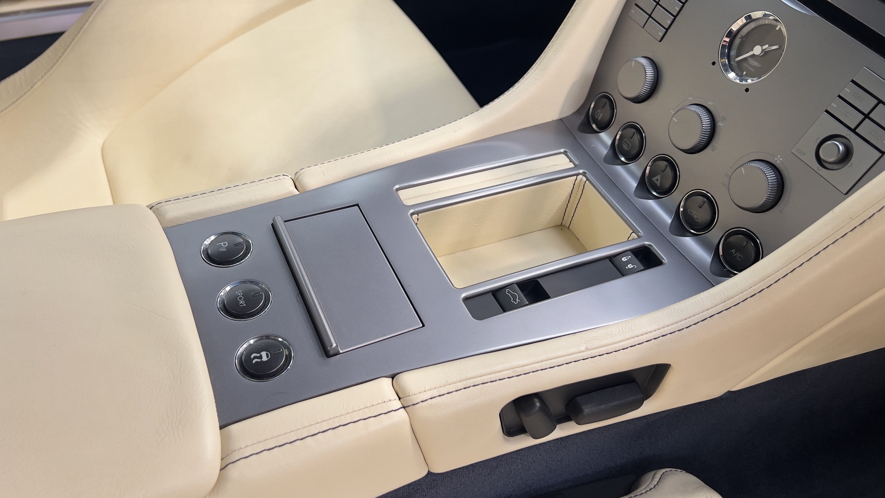 Centre console and switchgear of the Aston Martin DB9 in parchment leather