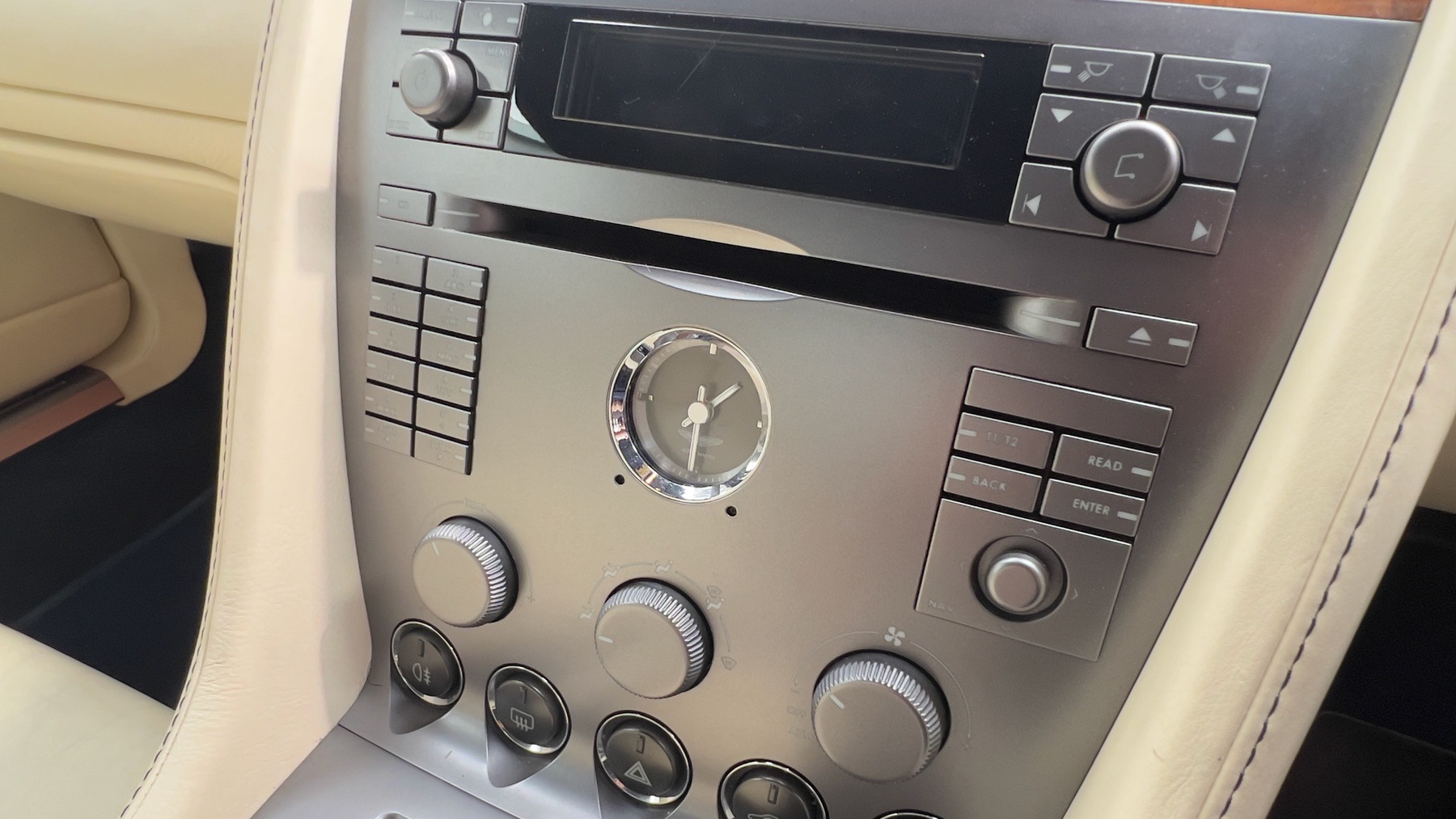 Audio and climate control panel with analogue clock in the Aston Martin DB9
