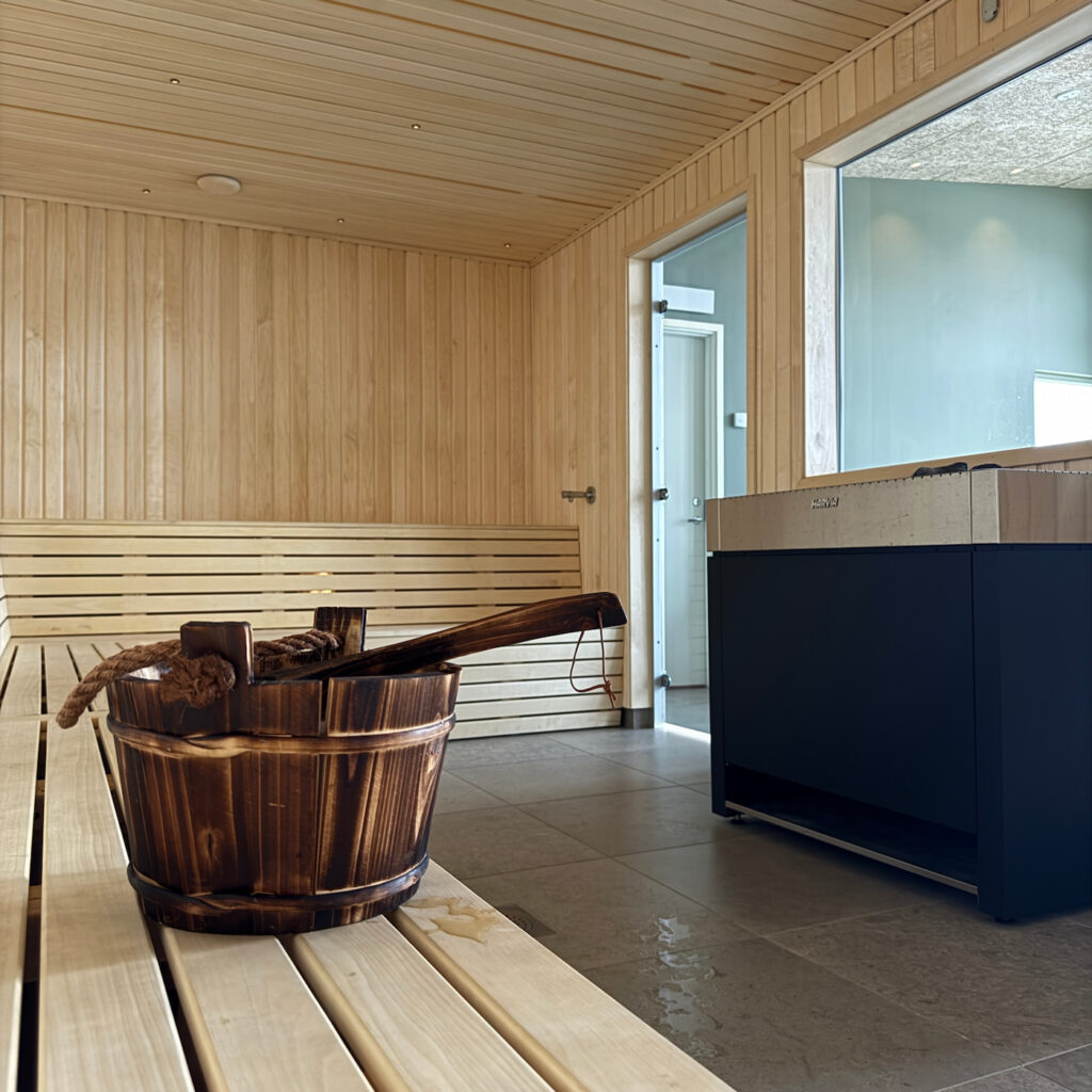 Bastu- och relaxavdelning på First Camp Arcus i Luleå med utsikt över vattnet