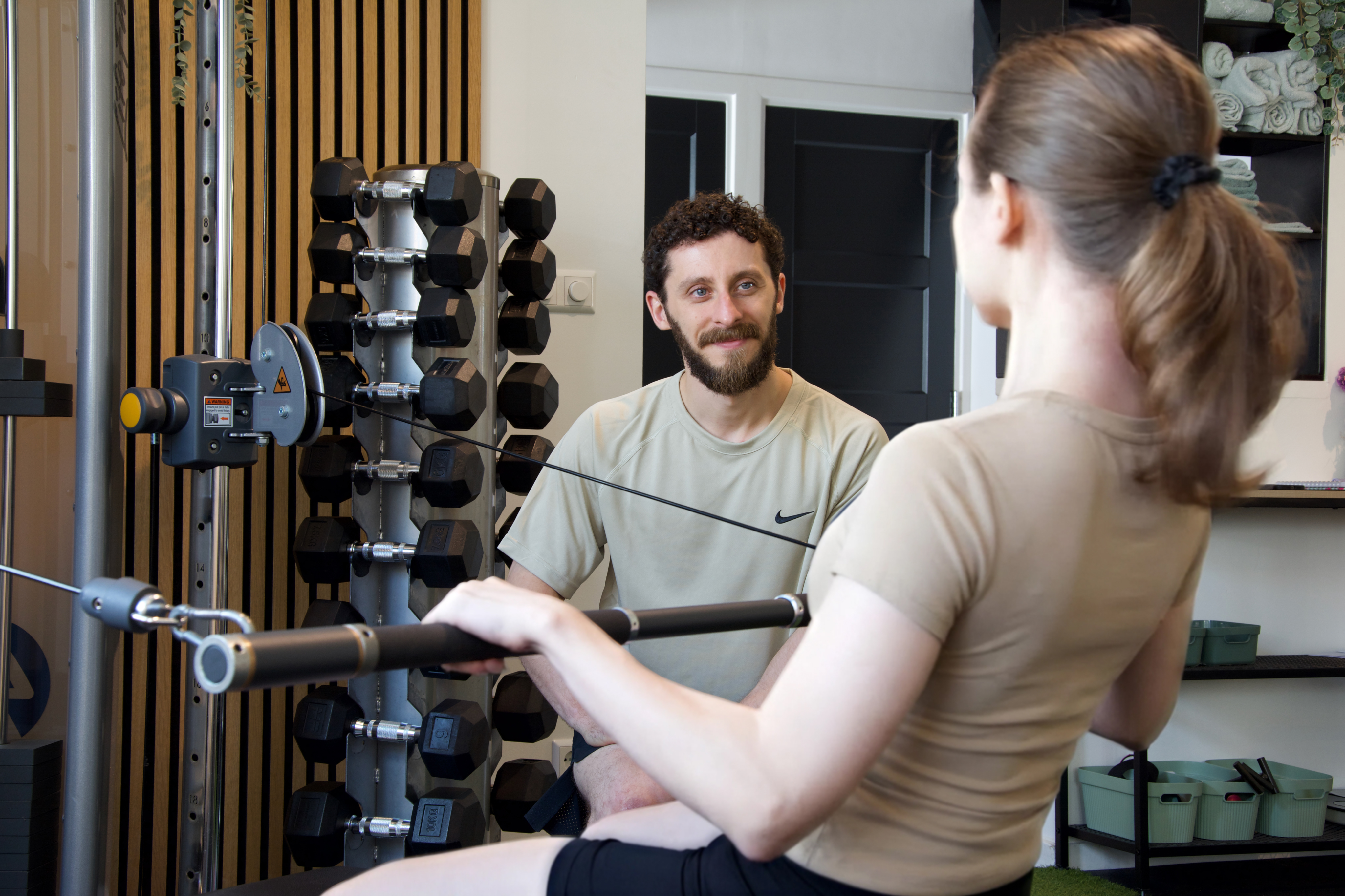 Personal Trainer coaching client.