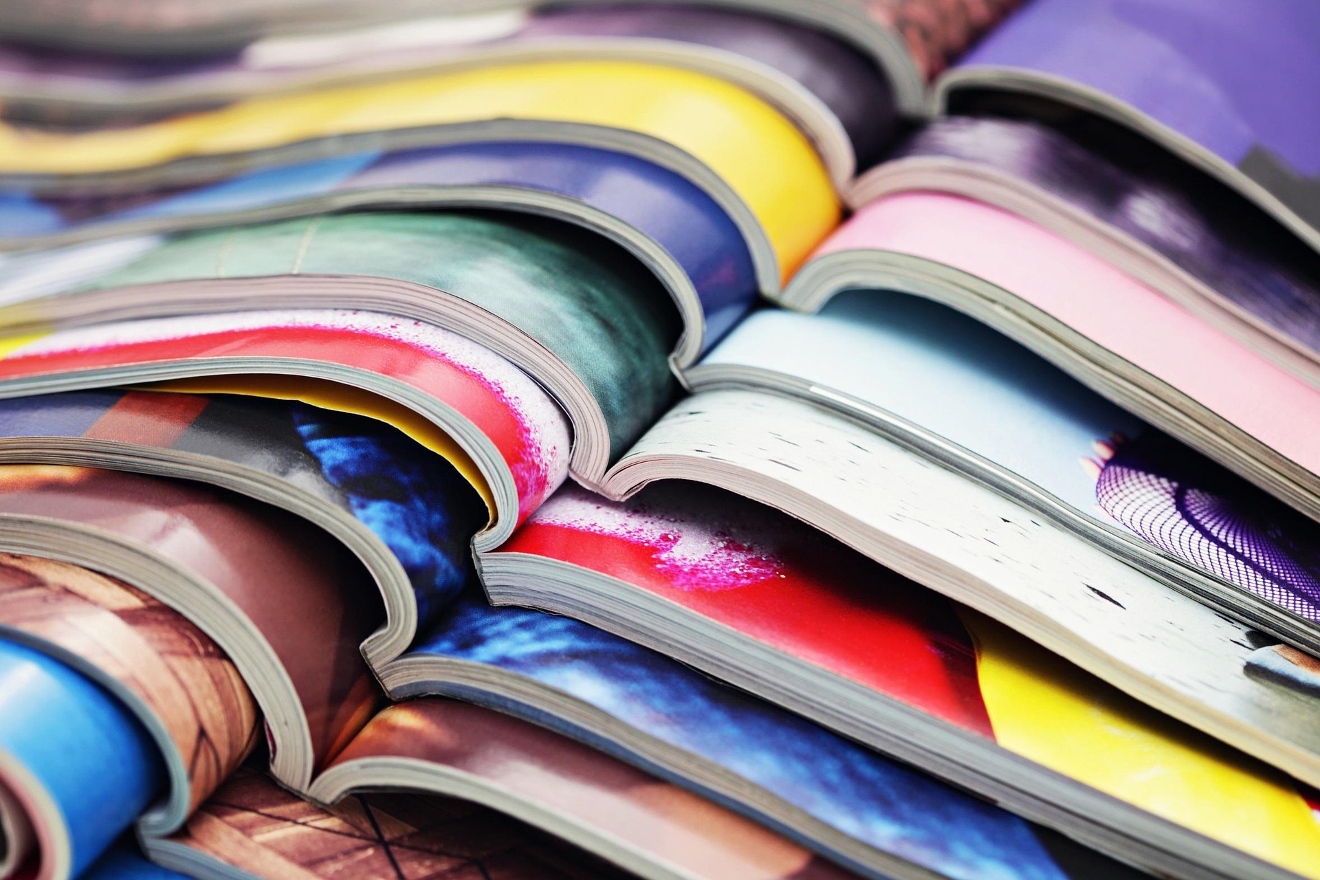 Une pile de magazines frais et colorés