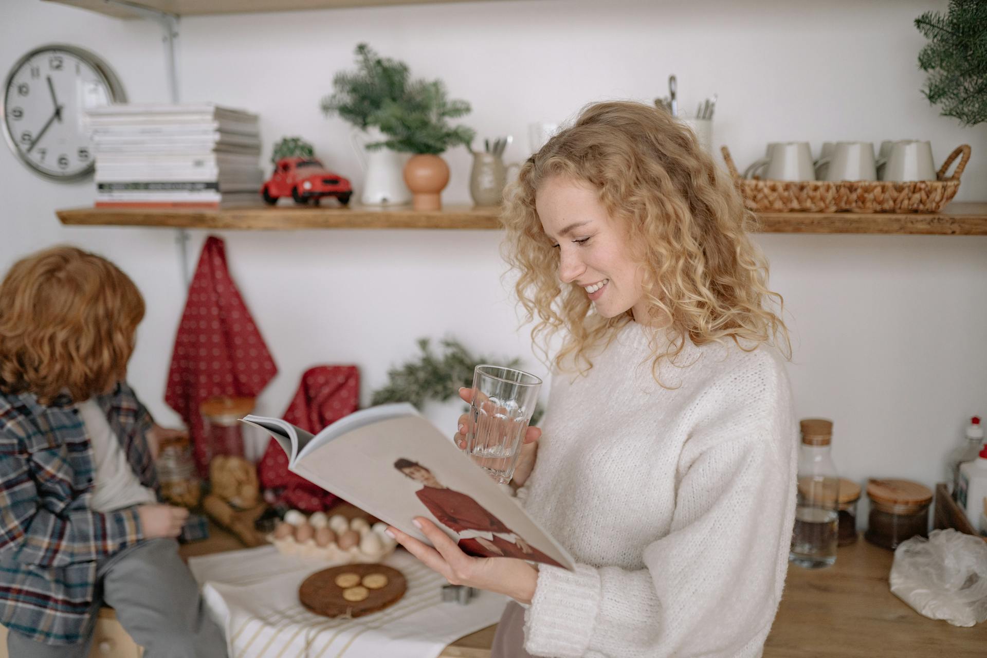 Une maman partageant un moment de partage dans sa cuisine avec son fils et un livre