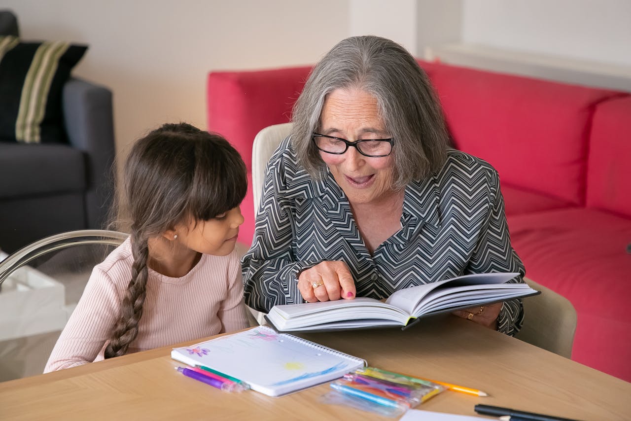 Une dame fait la lecture à une jeune fille