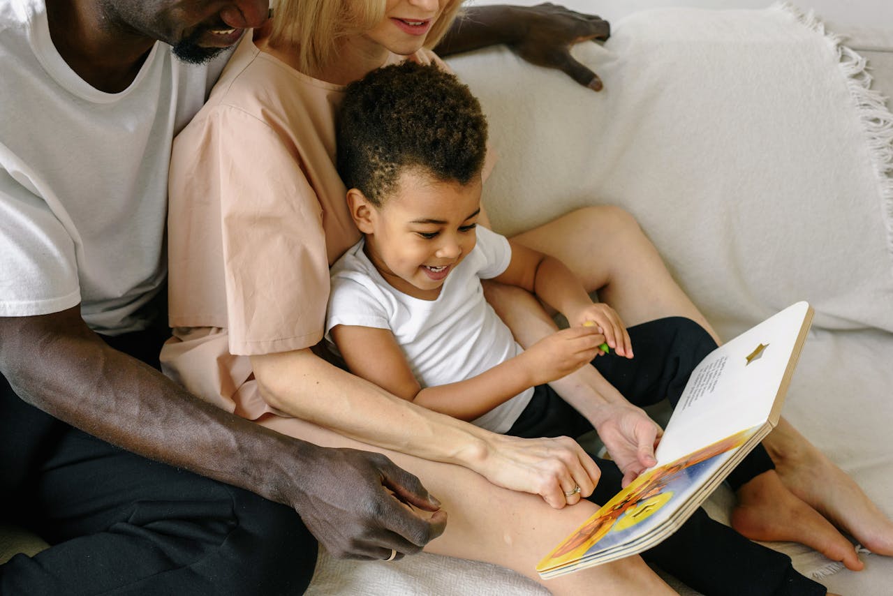 Une famille partage un temps de lecture