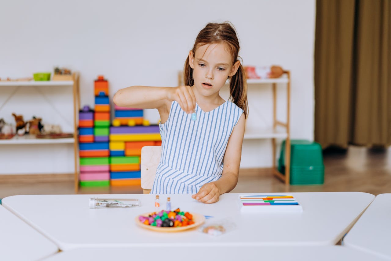 Une jeune fille concentrée sur une activité créative