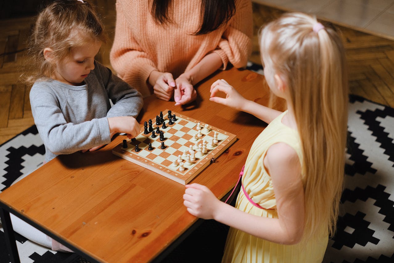 Une famille jouant aux échecs autour d'une table basse