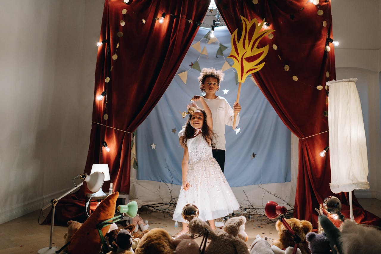 Un garçon et sa petite soeur font un spectacle de théâtre dans leur salon. Leur public est fait de doudous et autres poupées