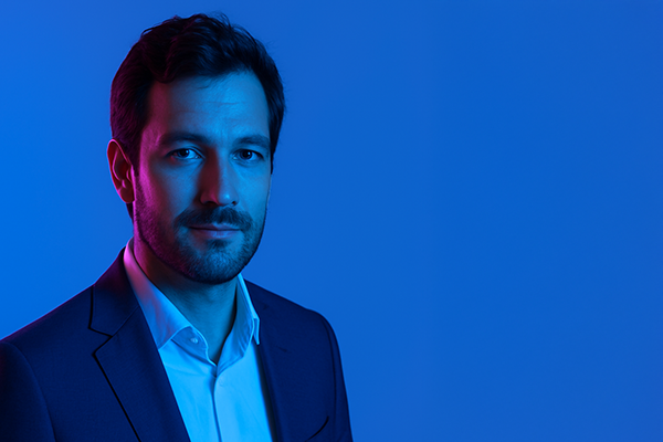 Portrait of Daniel, digitization manager, representing IT/OT integration and digital transformation in manufacturing