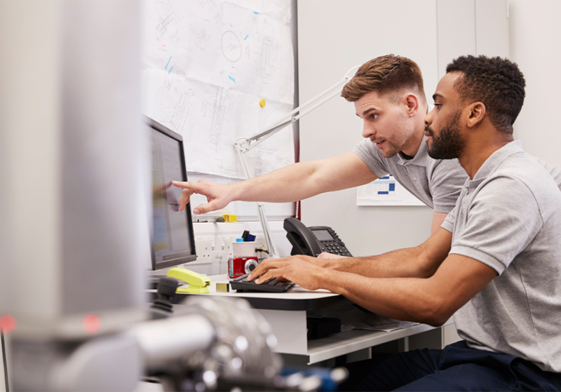 Engineers analyzing CNC process signals manually without digital twin, missing early deviations and SPC limited to post-process quality