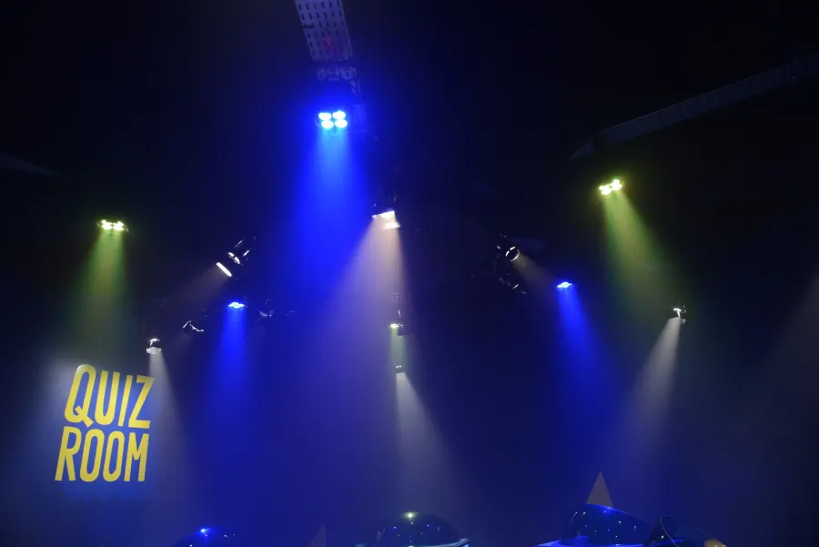 Participants jouant au quiz interactif Manchester teambuilding