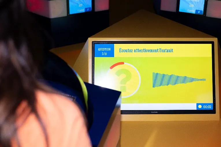 Joueurs en pleine partie Quiz Room lors enterrement vie garçon Manchester