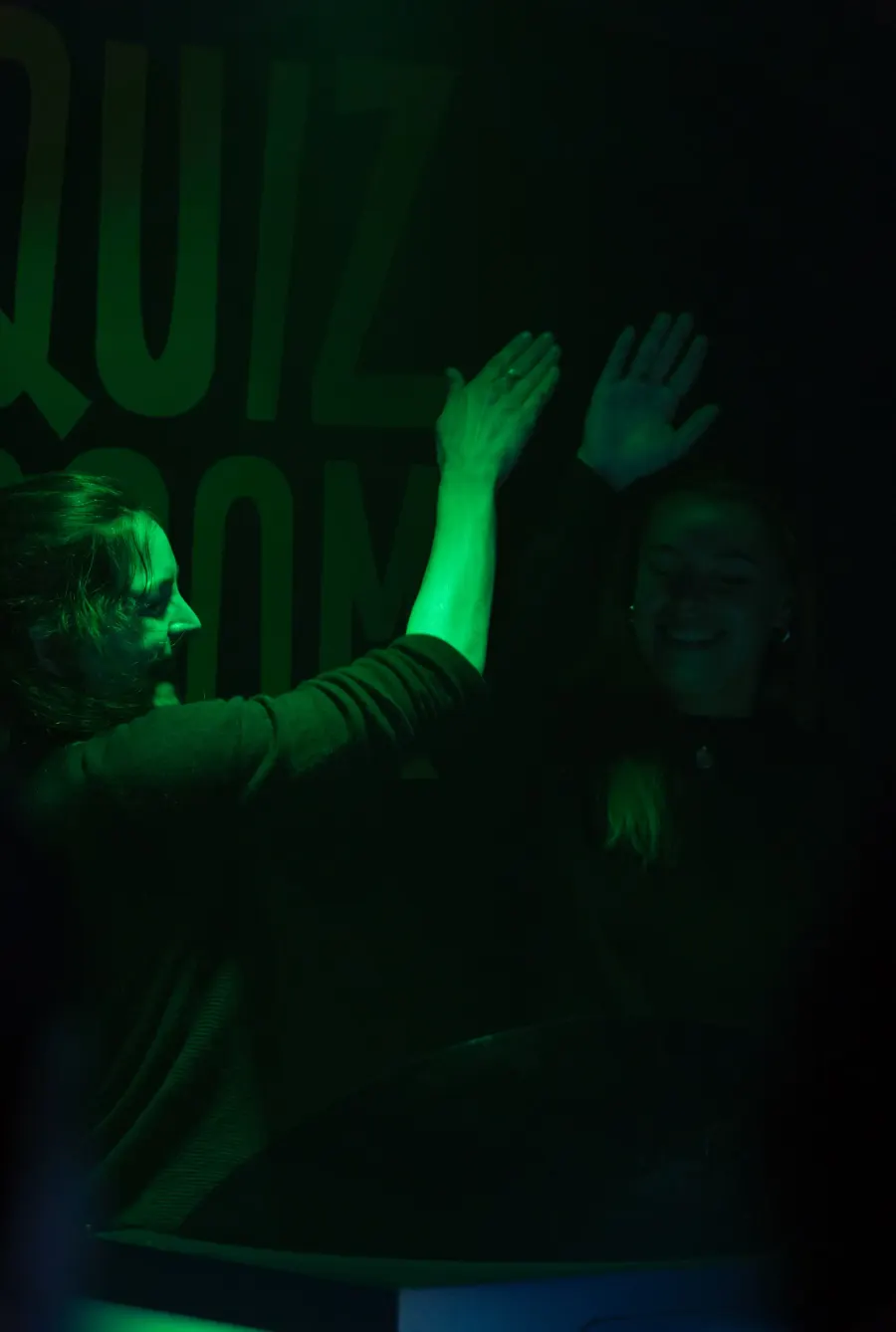 Équipe participant quiz interactif Quiz Room Manchester ambiance conviviale