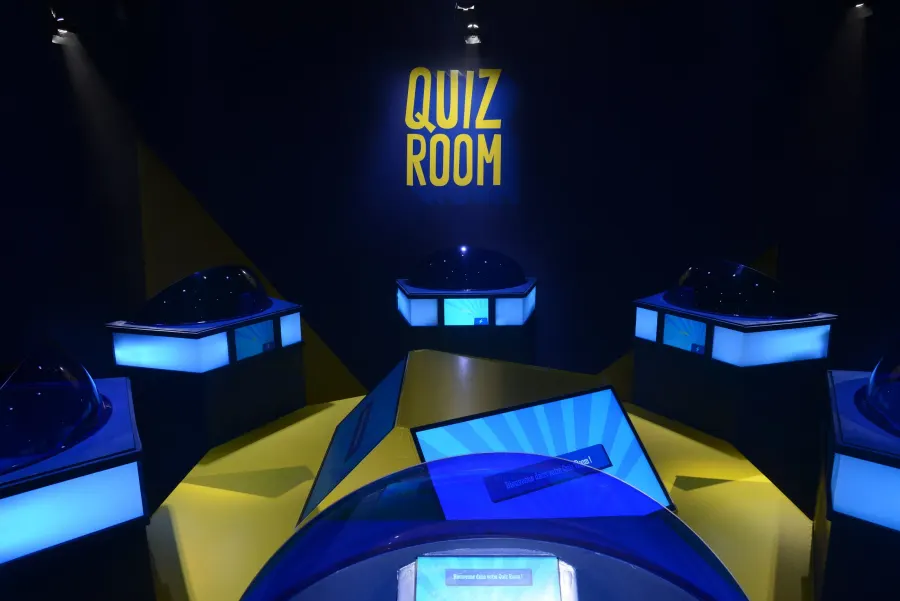 Jeunes participants en action during gameplay Quiz Room Manchester