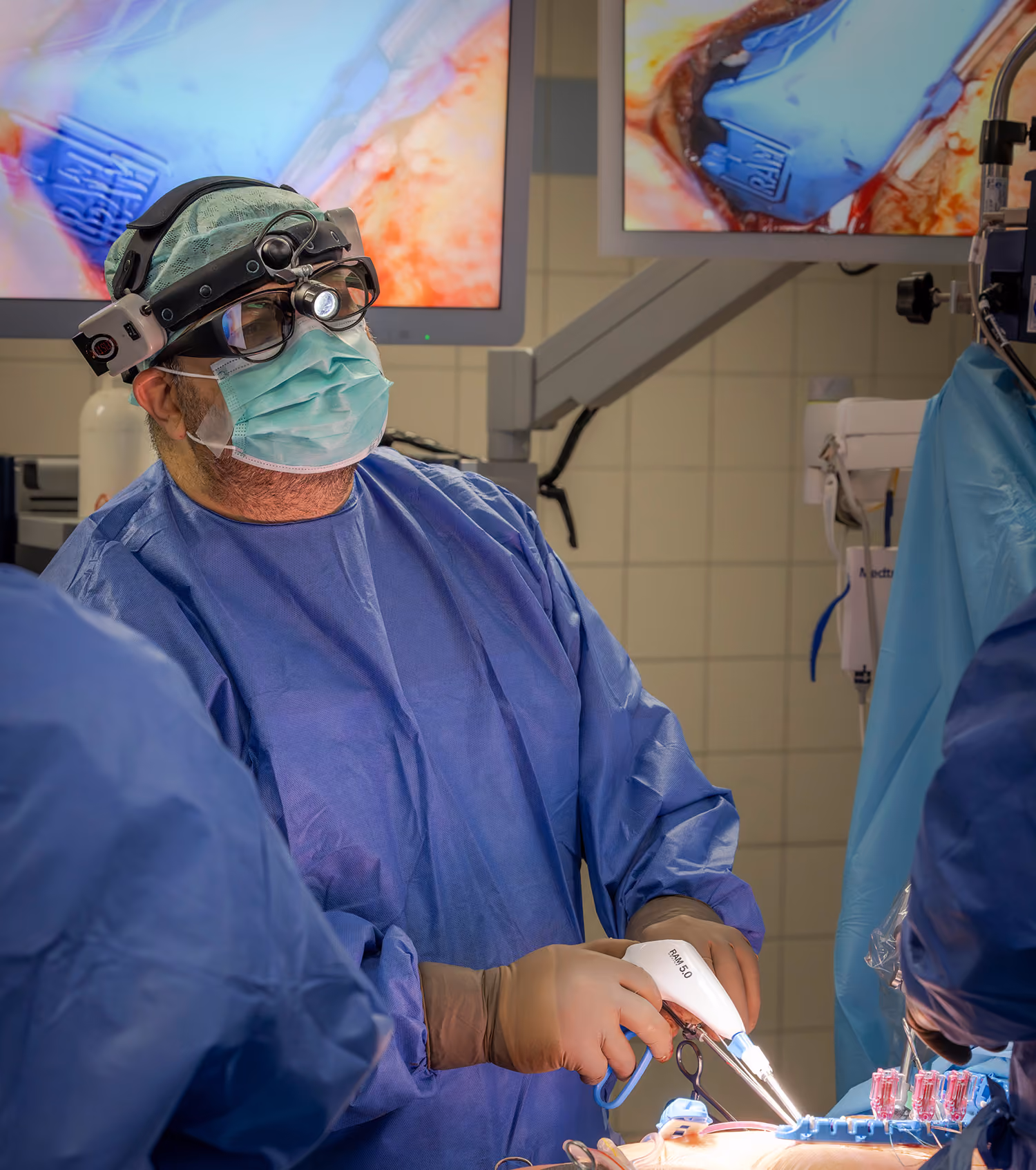 Dr. Farhad Bakhtiary performing surgery with LSI SOLUTIONS RAM Device