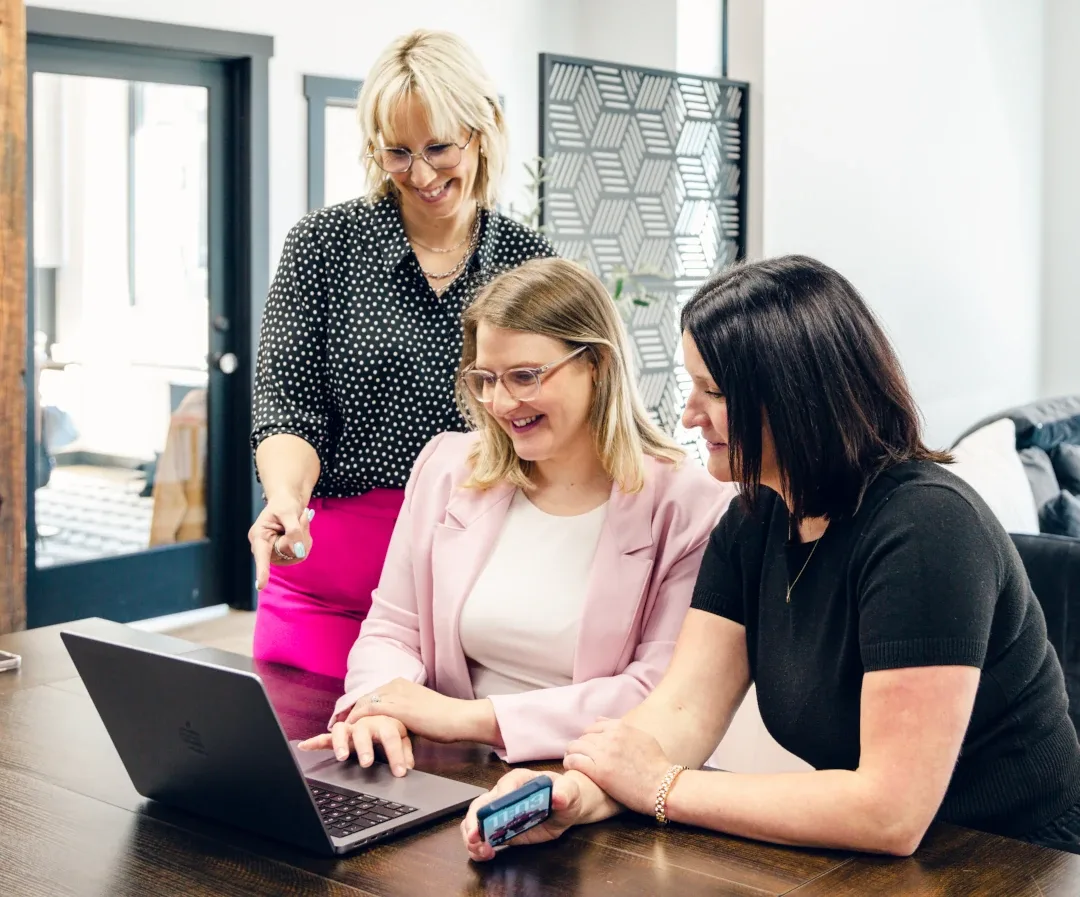 fierce managers working on laptop together