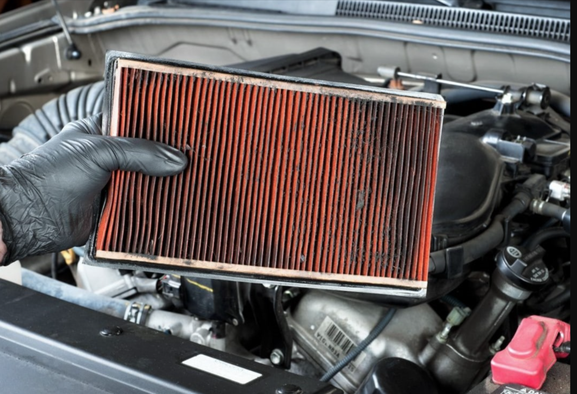 9 Signs of a Dirty Engine Air Filter in Your Big Rig